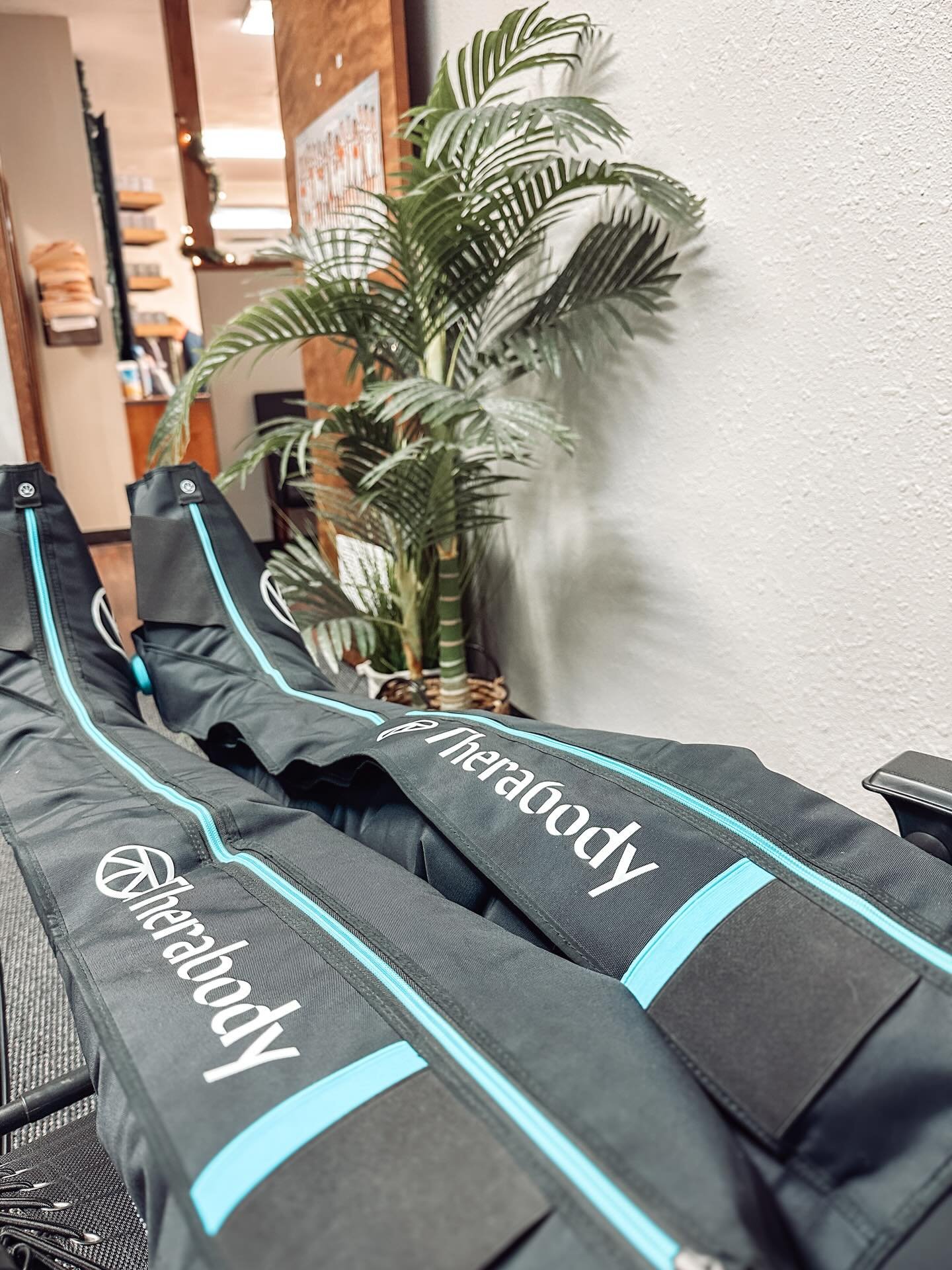 Legs tired from standing and prepping your Thanksgiving meal? 🥘 Try out our air compression sleeves. A gentle compressing massage to help rejuvenate your sore muscles.