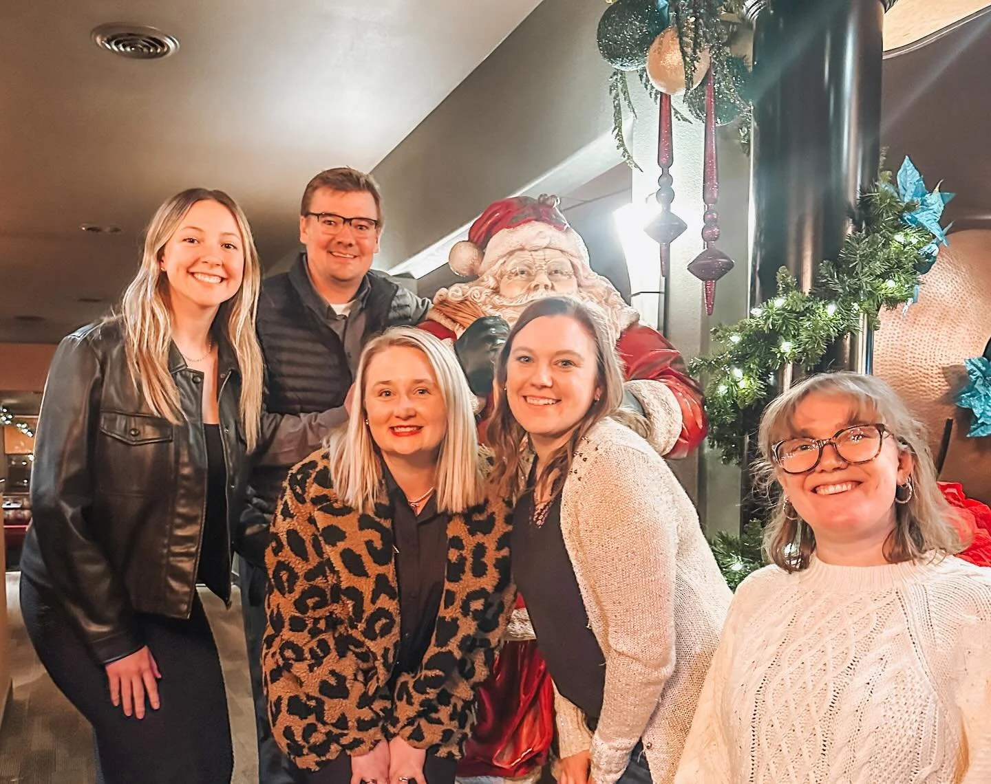 Cheers! 🥂🎄 Fun night out for the Devine Crew!