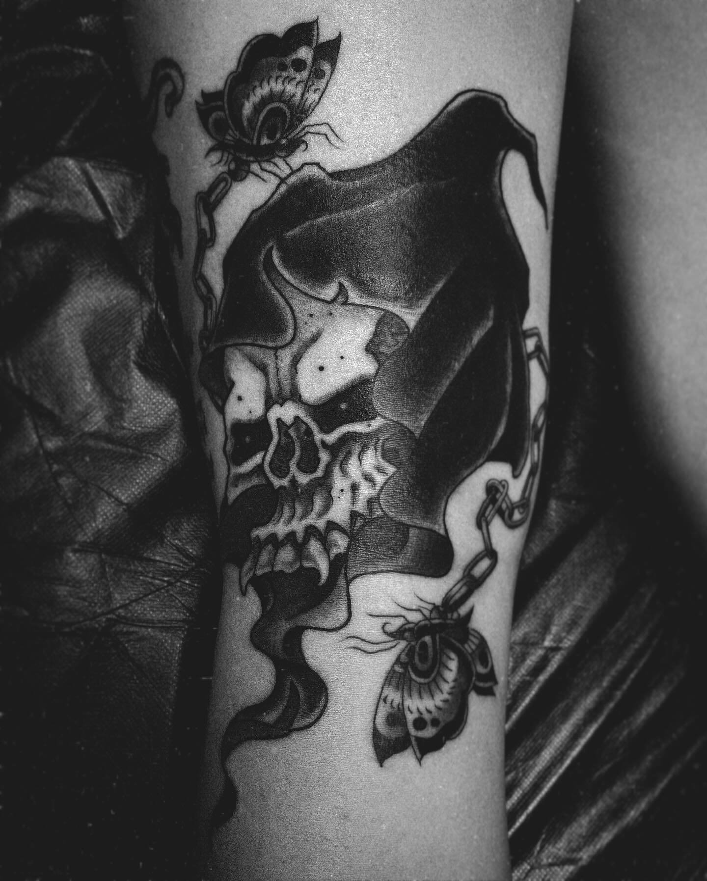 Chained to the grave for pal Maggie. Big old tattoo right in the knee ditch, thank you for sitting like a stone, and for getting something from my drawings! π¦πβοΈ
Check out my website to see more work I have available or just come by @sickleandmoont