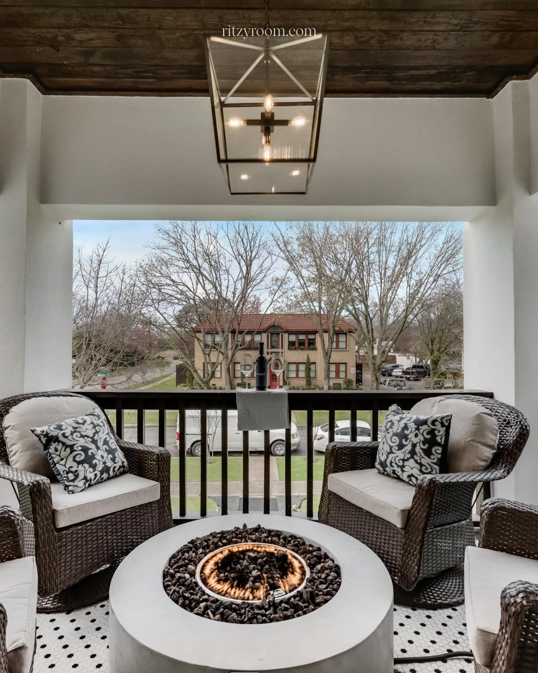 Your Home for 2 Weeks or 6 Months” – Traveling for a few months on project or relocating for work? 🧳 Skip the cramped hotel. Ritzy Room gives you a full luxury apartment to call home, whether it’s 2 weeks or 6 months. Unpack your s