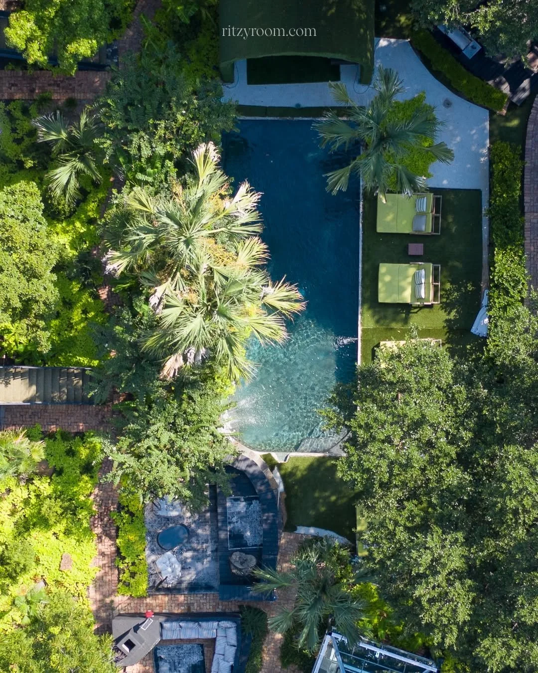Pool-side coworking? Yes, please. 💼🏊 #WorkFromAnywhere #BusinessTrip
www.ritzyroom.com
#CorporateHousing #FeelAtHome #ExtendedStay #SantaFeTrail #CozyRetreat #VacationRental #VacationRentalresidence #VacationRentalhome #kindwords #HolidayHome #Air