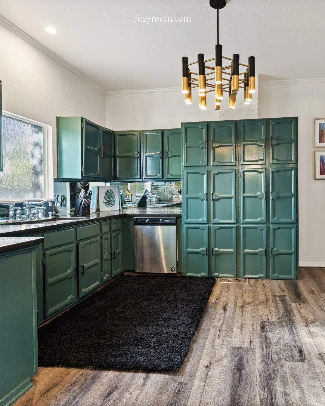 Home for the holidays &ndash; even if you&rsquo;re away. 🎄 Cozy up in a fully furnished Ritzy Room apartment this December and celebrate in comfort. Cook a holiday feast in your own kitchen and relax in your own space. #HomeForTheHolidays #ShortTerm