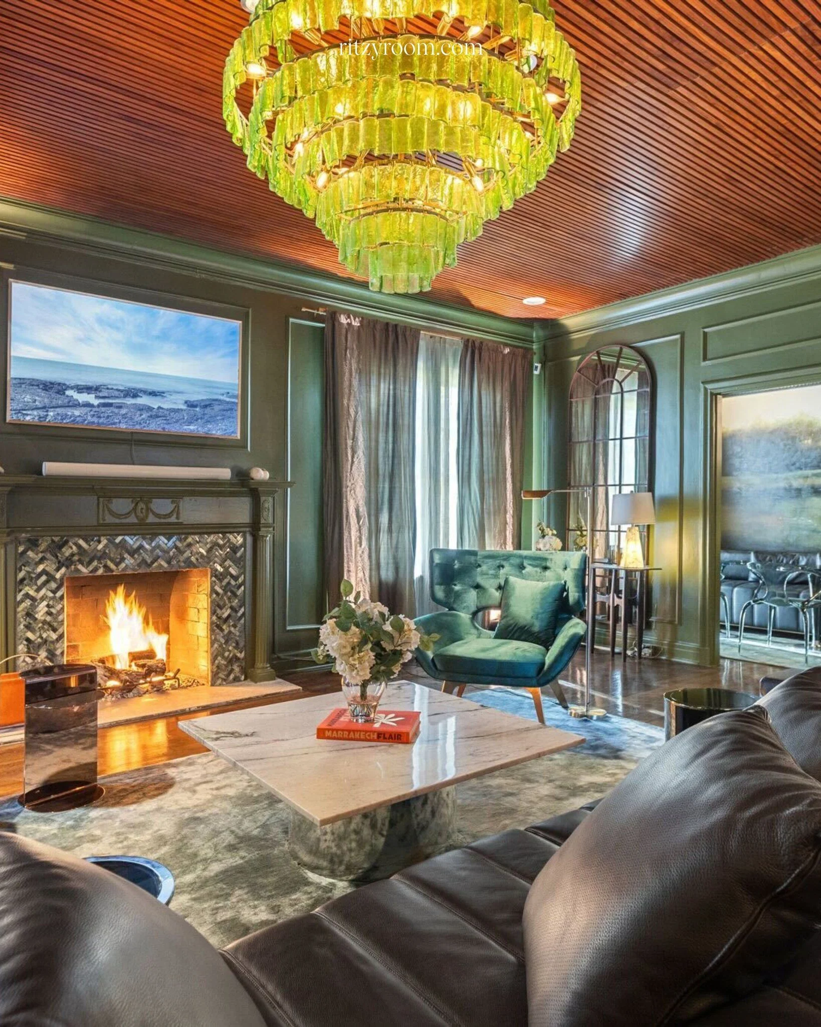 Your workday doesn&rsquo;t have to end at your desk ☕🍸
Introducing Ritzy Room&rsquo;s new guest-only communal space&mdash;a thoughtfully designed place to start your morning with coffee, unwind with a cocktail, gather by the fireplace, or settle in 