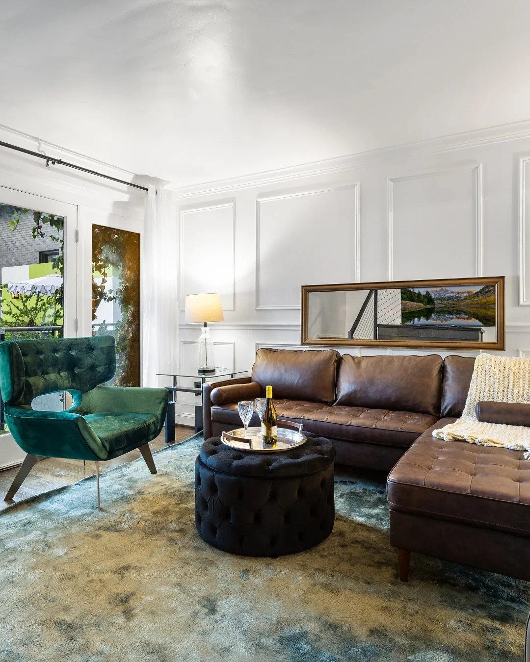 What to expect at Ritzy Room? More than a place to stay.
From the moment you arrive, you&rsquo;ll notice the difference &mdash; thoughtfully designed spaces, seamless check-in, and an atmosphere built for both productivity and relaxation. Guests enjo