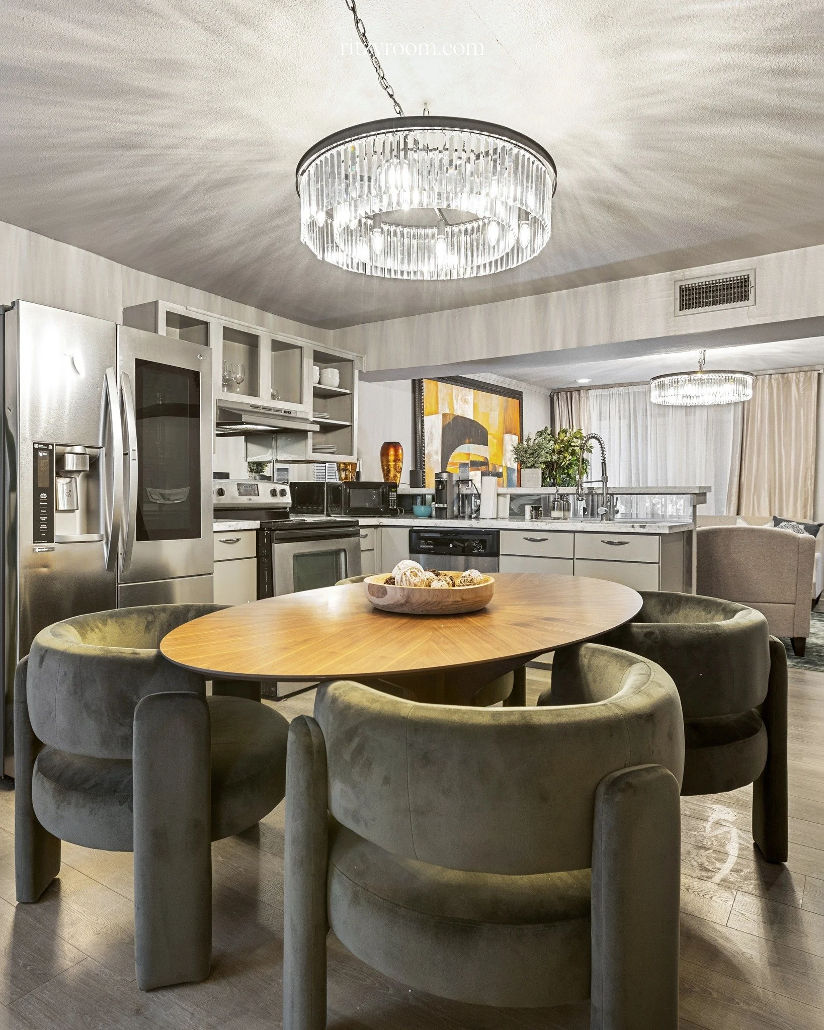 🛋️ Stylish &amp; comfortable living in Central Dallas! This beautifully furnished 2-bed condo boasts plush queen beds, 65&Prime; smart TV entertainment, and a modern kitchen flowing to a peaceful private patio. Enjoy exclusive access to an award-win