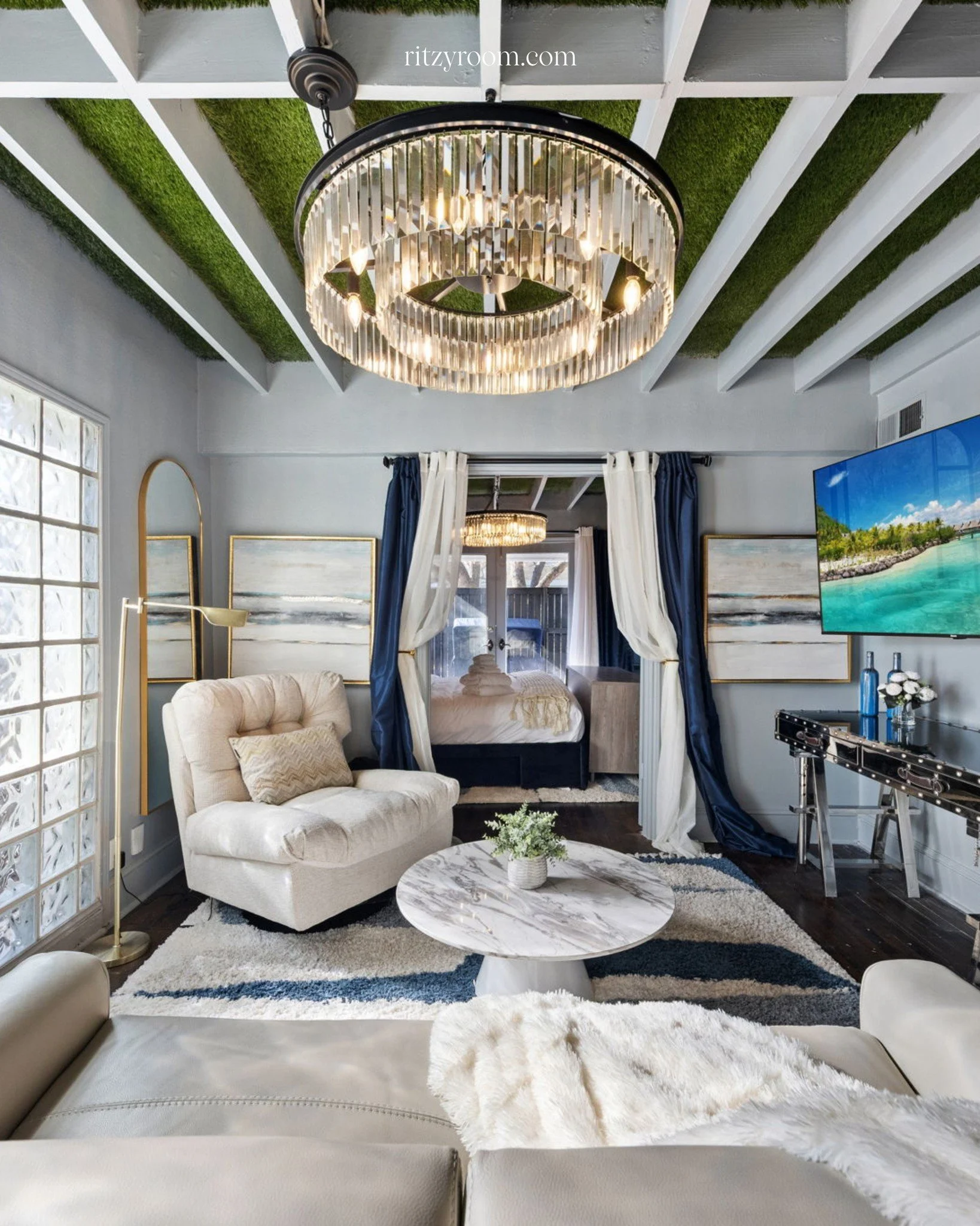 🌿🥂Step into refined comfort in this beautifully restored Dallas executive rental in the historic Munger Place area. Relax on your private patio, enjoy high-speed Wi-Fi, smart TV streaming, and luxury Egyptian cotton linens. Guests also enjoy access