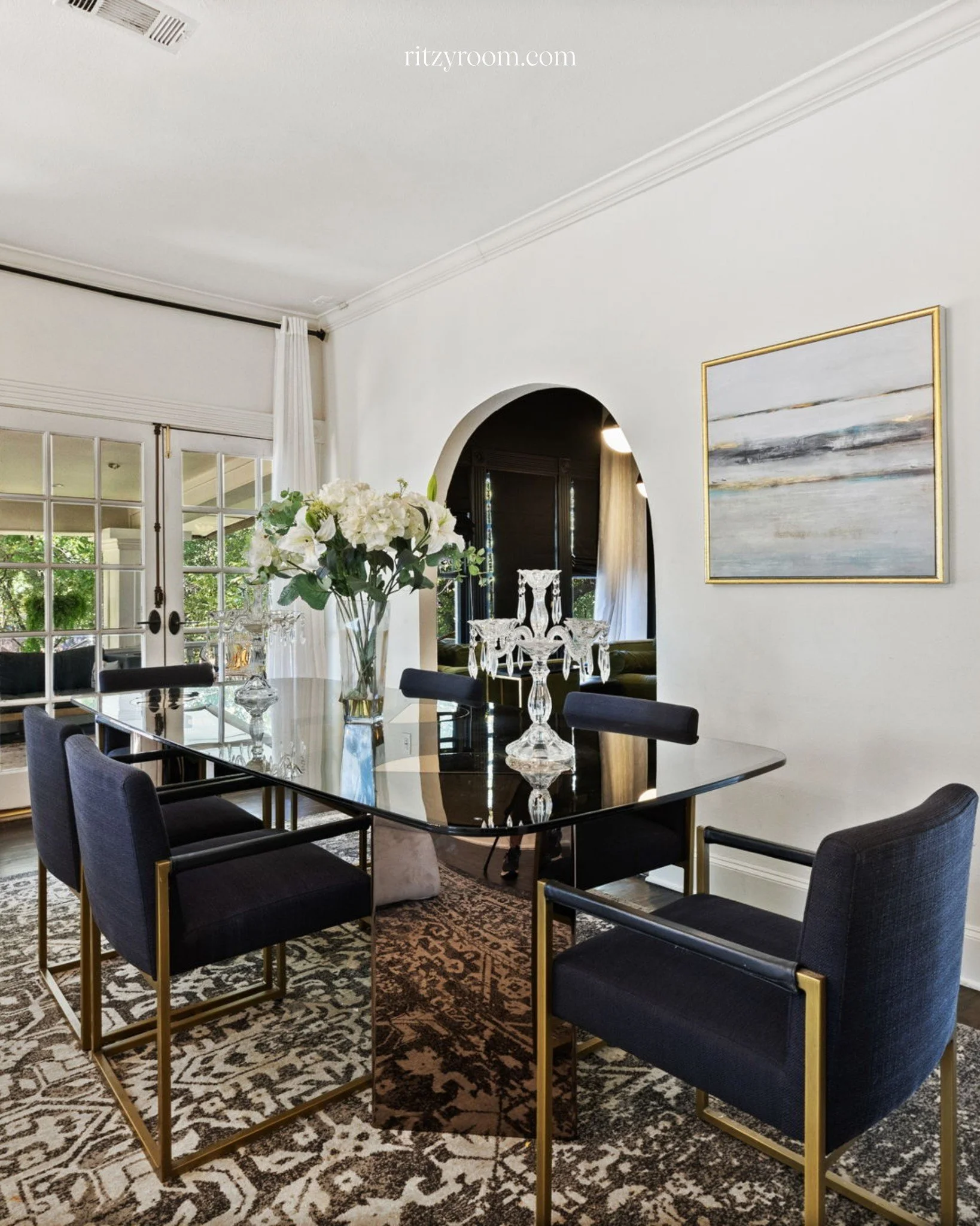 📍🏠 Stay in one of Dallas&rsquo;s most charming historic neighborhoods. This spacious retreat in Old East Dallas / Munger Place offers timeless architecture, modern comforts, and a huge balcony for relaxing after a day exploring the city. Just minut