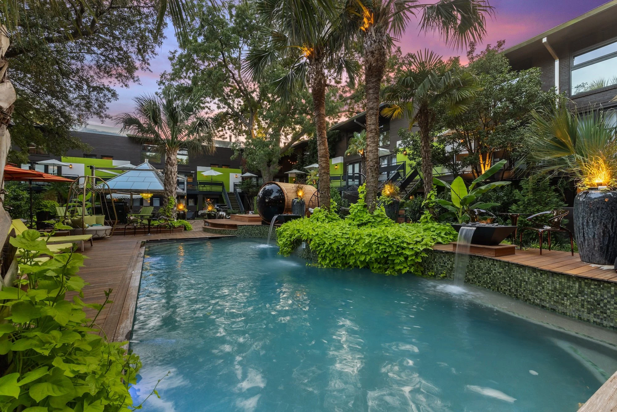 Pool with fountain.jpg