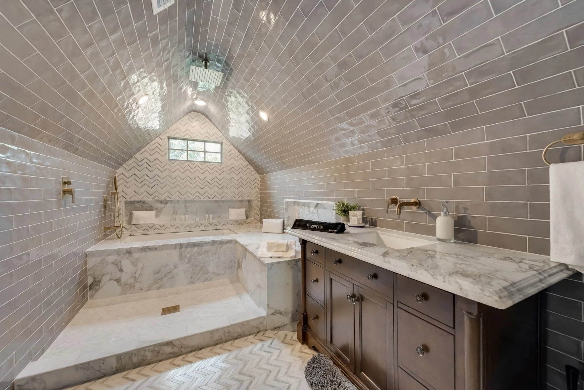 🌿This isn&rsquo;t just a bathroom&mdash;it&rsquo;s a private retreat. Marble underfoot, a soaking tub carved for slow mornings, and a rainfall shower that turns everyday routines into something indulgent.

Every detail has been intentionally chosen&