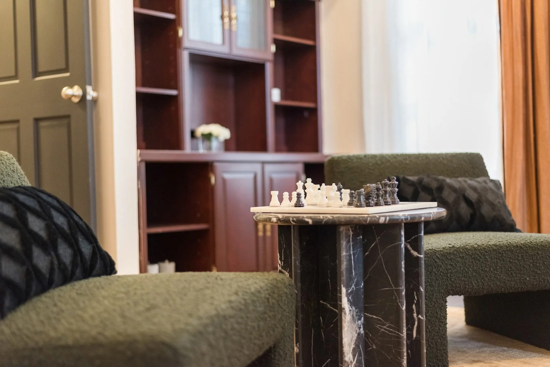 Business travelers often need more than four walls&mdash;they need a place to work. The amenities page references guest-only coworking and meeting space access, plus reliable Wi‑Fi throughout. DM for corporate availability.

www.ritzyroom.com

#Corpo