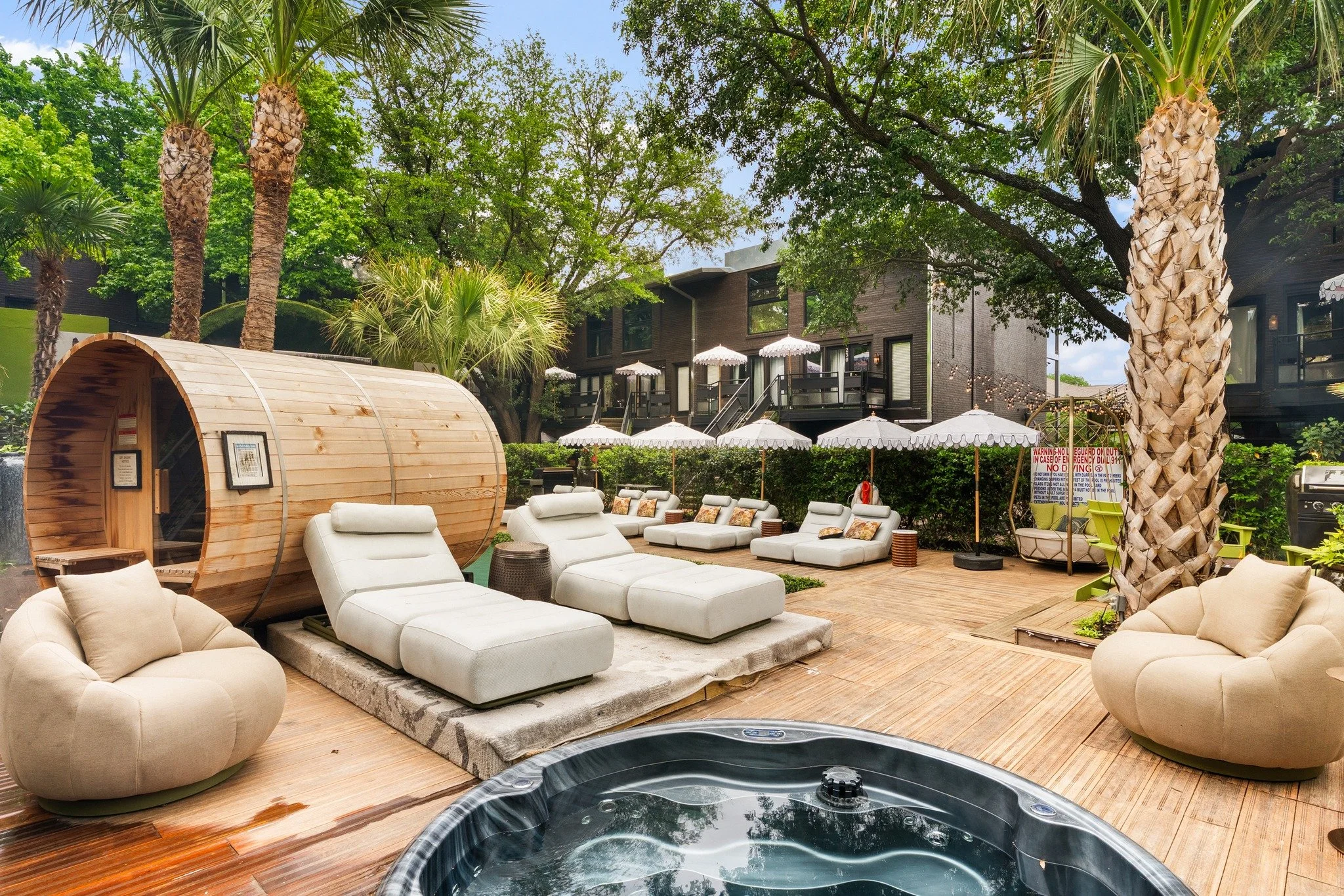 Book direct and save!
Skip third-party booking fees and save 15% on Dallas accommodations at Ritzy Room. Need a long-term stay of 30 days or more? Save up to 60% off, ideal for relocations, travel nurses, corporate assignments, and extended city livi