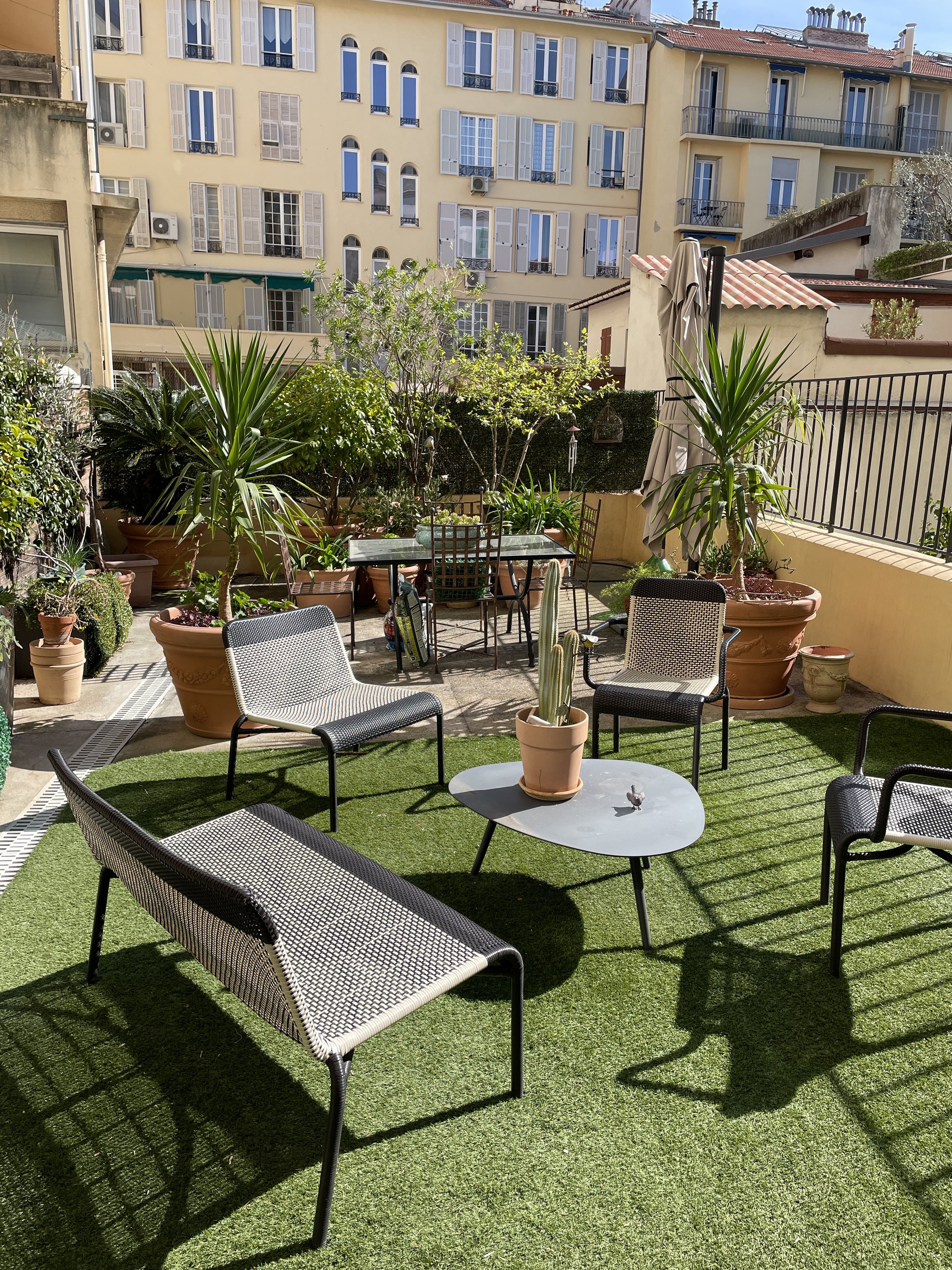 Huge furnished terrasse with blooms all year