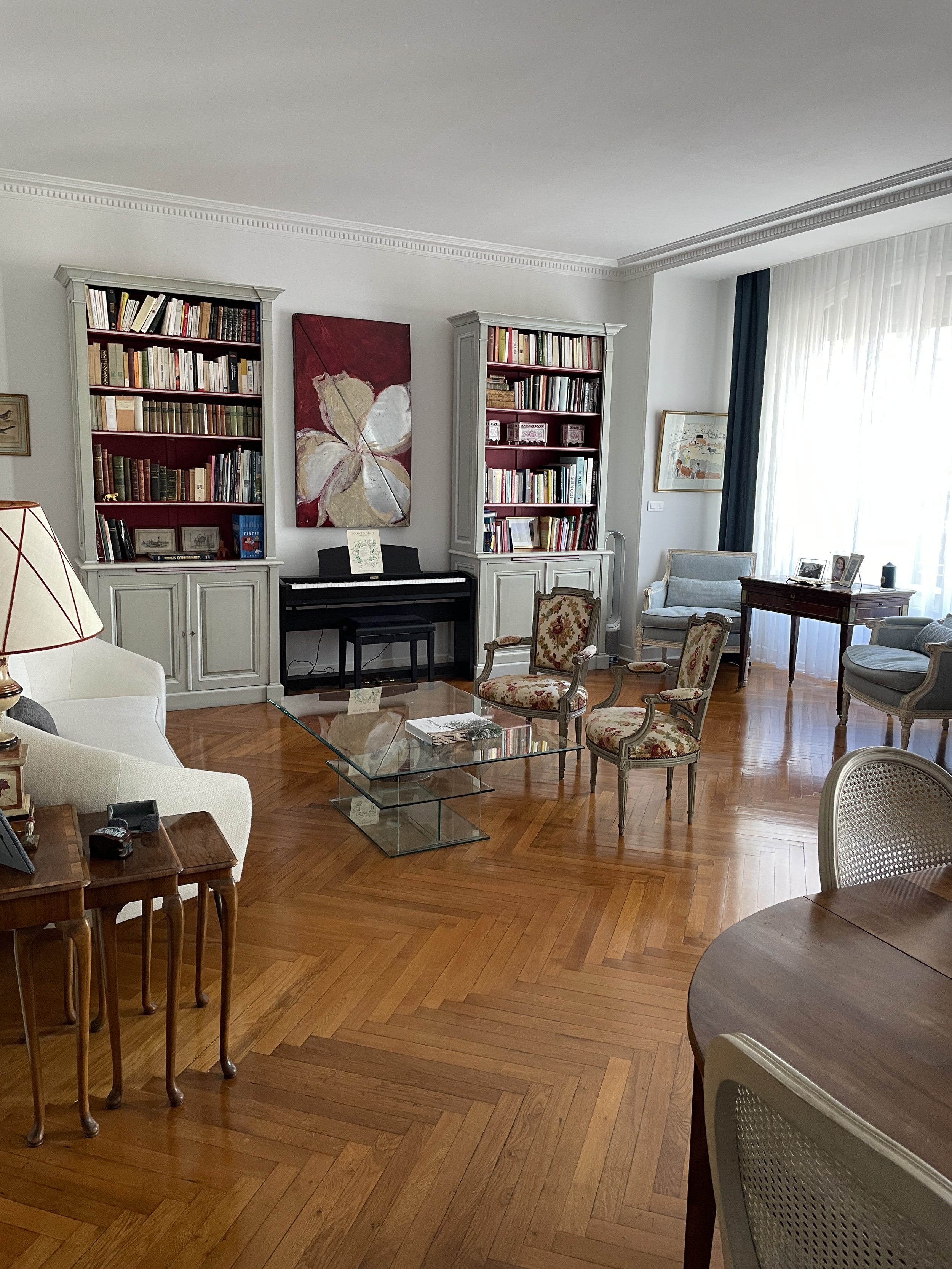 bright spacious living area with amazing parquet