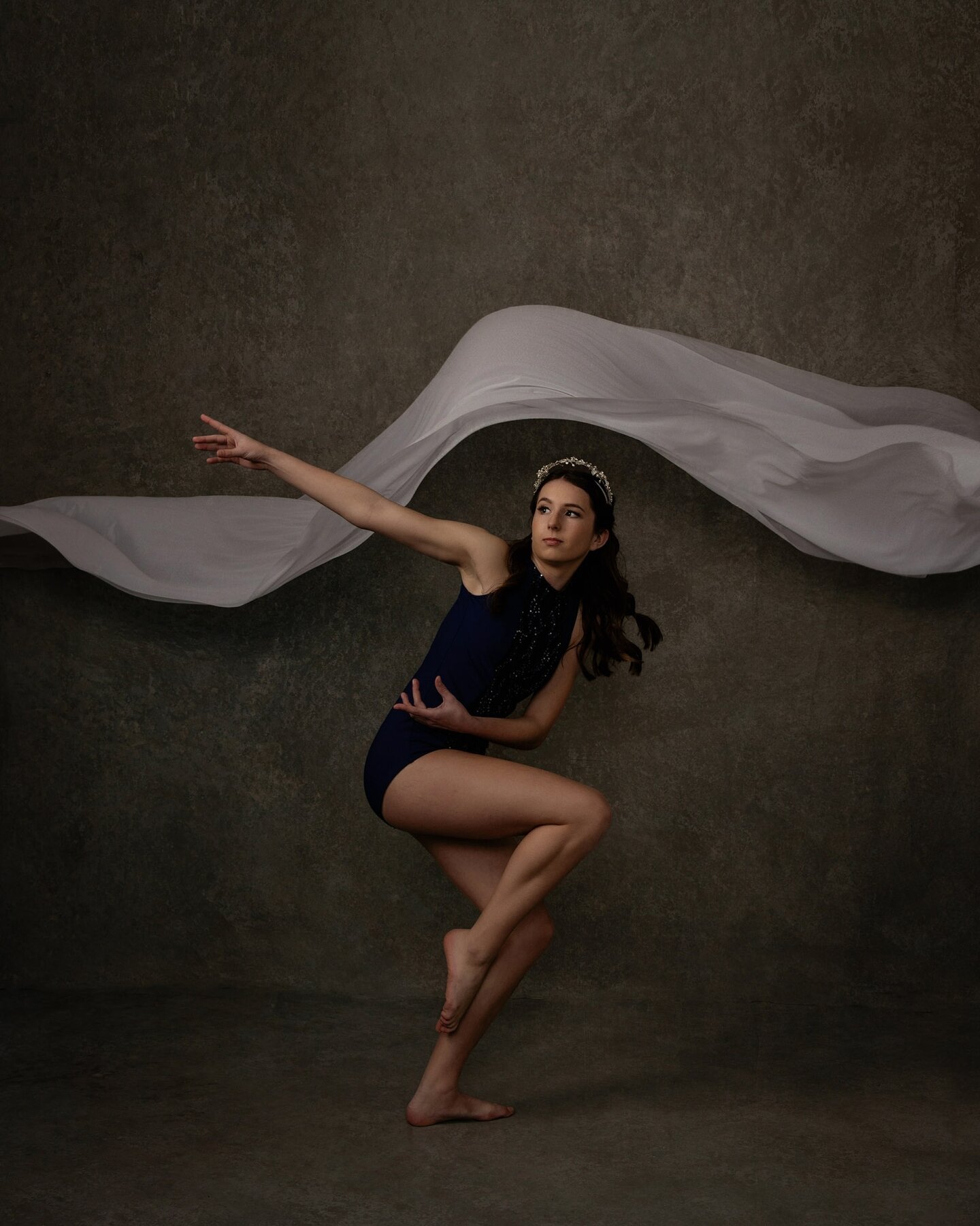 Stella has been dancing since she was 3, owning the stage with such grace and energy! Obsessed with these images of Stella, she looks like a painting!

Wardrobe: @willowbeanstudio
Hair and makeup: @simply_chicbeauty

#danceportrait #navydancewardrobe