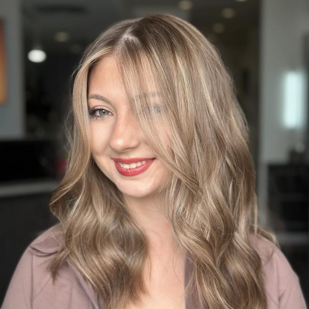 Grads, it&rsquo;s your time to shine!✨ 🎓

What is your go-to style? Curly, Straight, or a 90s blowout moment! 
We&rsquo;ve got you covered for the big day! 👏🏼
Feel confident and photoshoot ready with a shampoo &amp; style along with a &ldquo;Touch