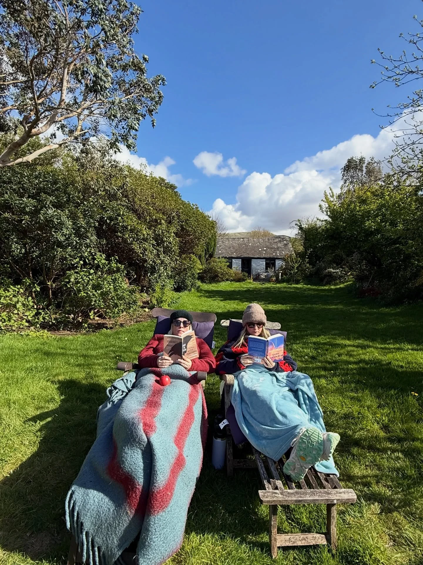 A Katy-Katie weekend in North Wales 🌄🌅 Books, Portmeirion, the salt marsh, and stuffed toys Mog &amp; Bob Lobster getting the full guided tour&hellip;

Who had the best time: me, the cats, or Mog &amp; Bob? 👀