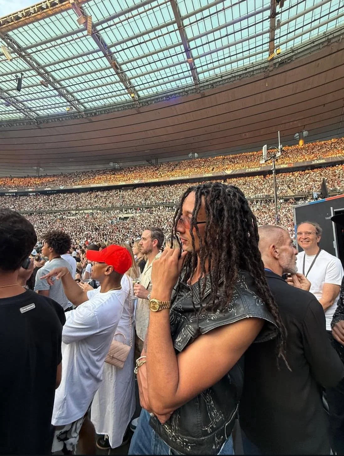 Gali wearing 1/1 In Einem Atem Leather Vest Jacket 