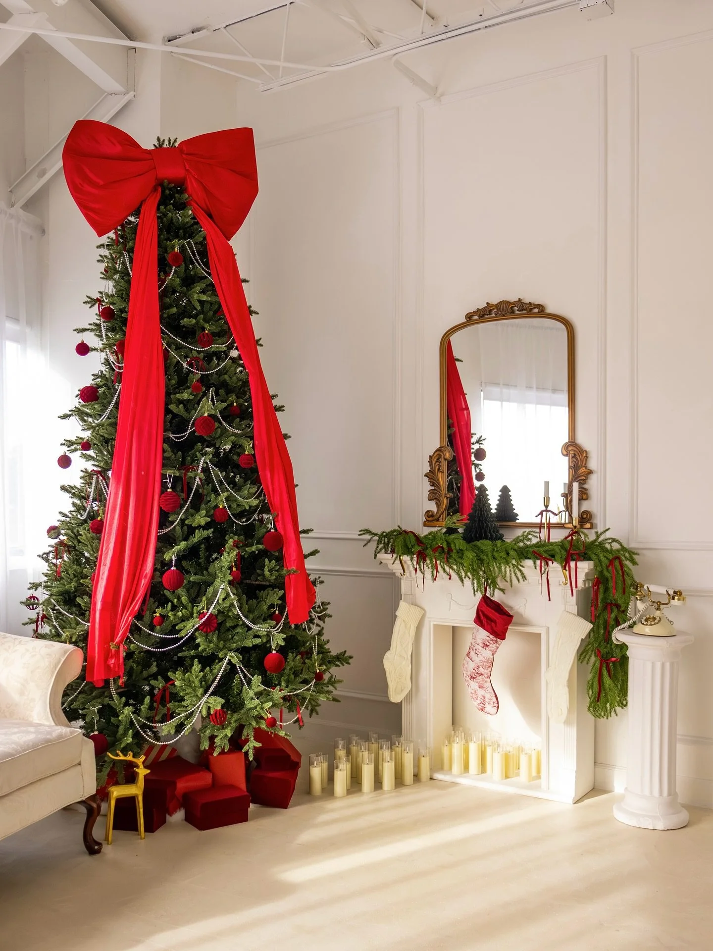 🎄✨ Christmas is here! ✨🎄
We&rsquo;re so excited to share that our Christmas decor is officially up!
Studio Dayglow and Studio Paris both feature festive holiday setups. Please check the floor plans to see where the decor is placed. You&rsquo;ll sti