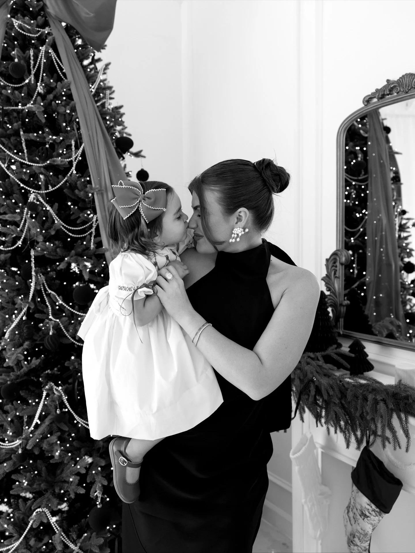 These amazing pictures by @amandamichelle.photo were taken at our Paris Studio! 🎄✨
Christmas is just around the corner, only 37 days left until the holiday magic is here. If you haven&rsquo;t booked your session yet, now is the perfect time! Our fes