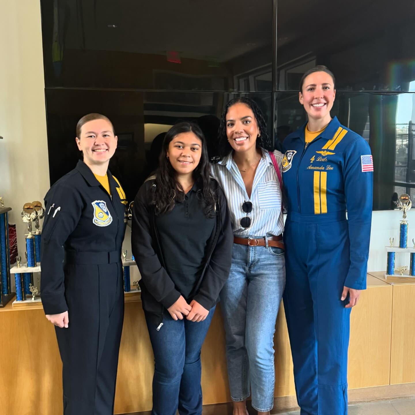 When your daughter is going to Raisbeck Aviation High School so you get to tagalong to cool things like having breakfast with the Blue Angels 🤩🤩🤩
‌
I really wish I could get one of those jumpsuits!