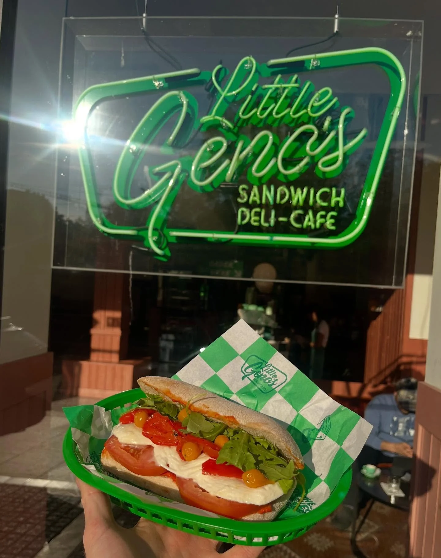 THE VEGETARIAN ITALIAN
Crusty Ciabatta
Calabrian Chilli + Tomato Sauce
Sliced Beef Tomato
Buffalo Mozzarella 
Roasted Red Peppers + Yellow Drop Peppers
Rocket
Balsamic Dressing