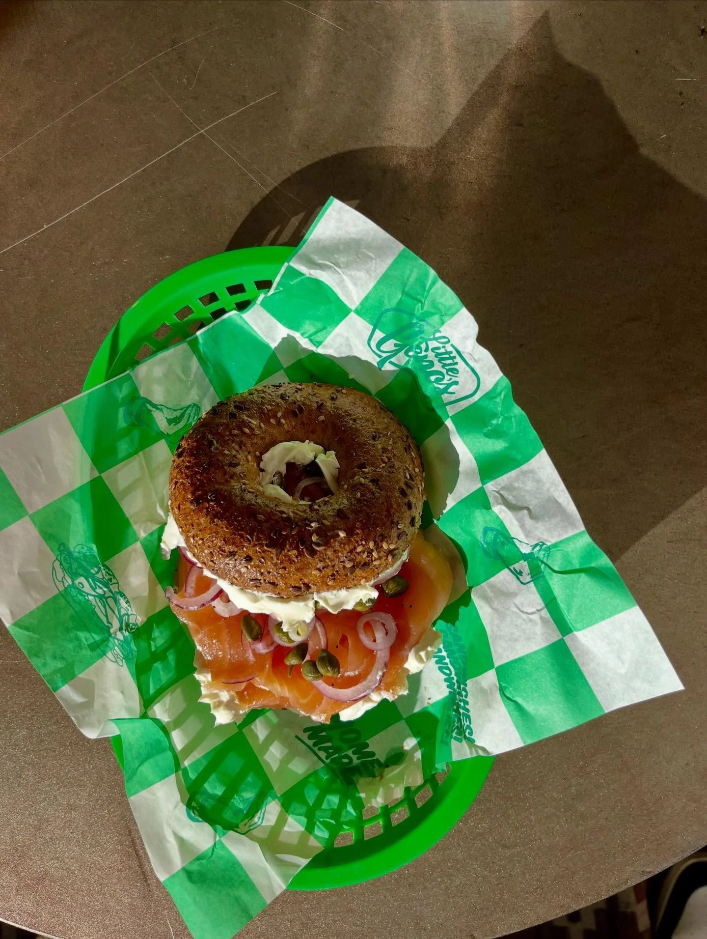 ALL DAY NY Smoked Salmon Bagel 🥯 

Everything Bagel
Cream Cheese
Smoked Salmon
Sliced Tomato 
Red Onions
Capers
Dill 
Lime &amp; Jalapeno Dressing
.
.
.
.
.
.
.
.
.
#deli #sandwiches #newyork 
#loxbagel #lox