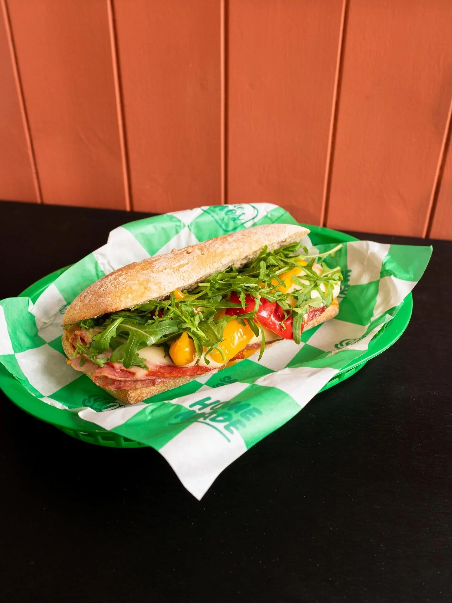 THE ITALIAN
Crusty Ciabatta
Calabrian Chilli + Tomato Sauce
Fennel Salami
Pepperoni
Smoked Ham
Roasted Peppers + Yellow Drop Peppers
Rocket
Balsamic Dressing