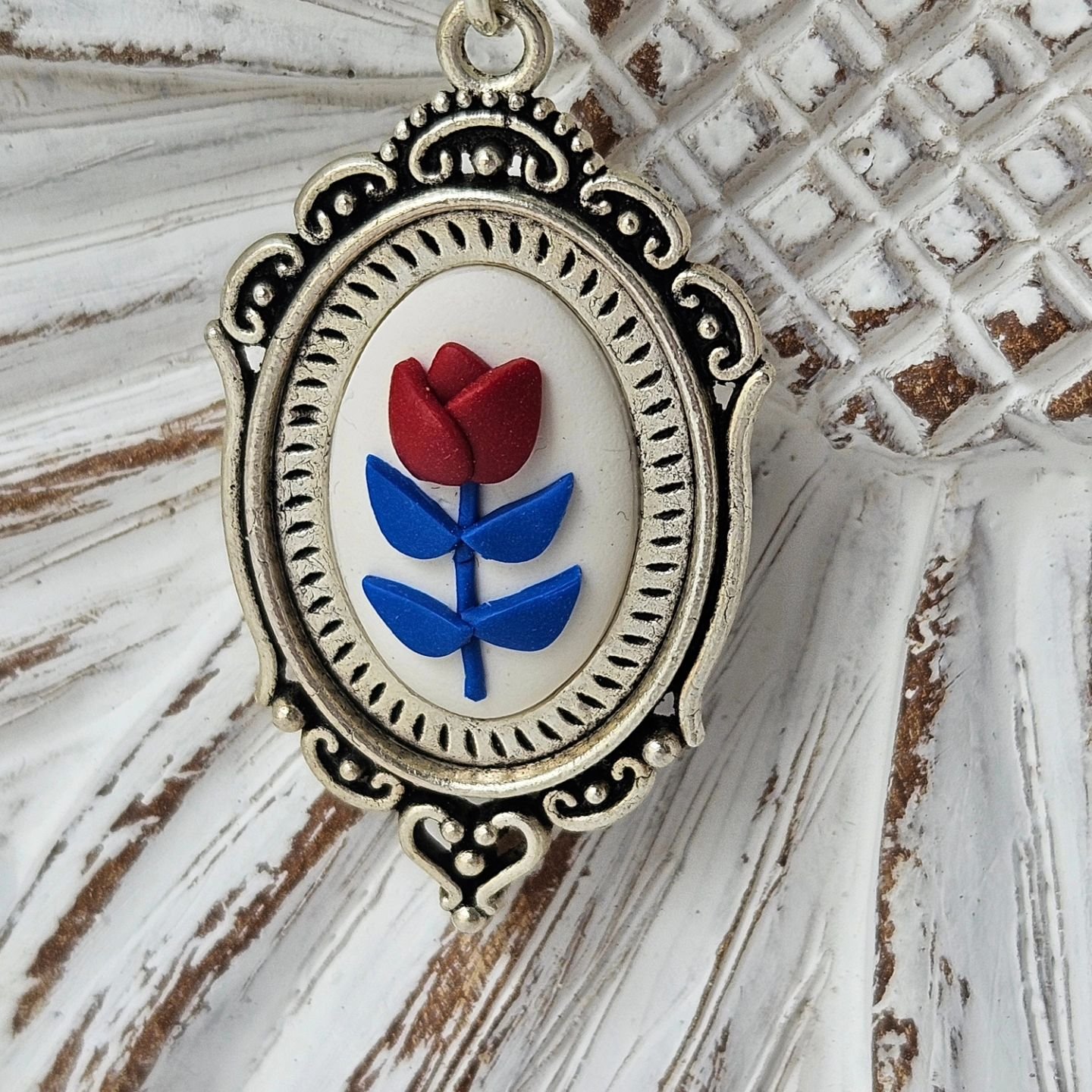 I can't decide if I would consider these roses or tulips...but either way I think they have a folk flower vibe and are absolutely lovely! And I especially love a brilliant cobalt blue and red color combination. 😍

The pendant is on a slide adjustabl