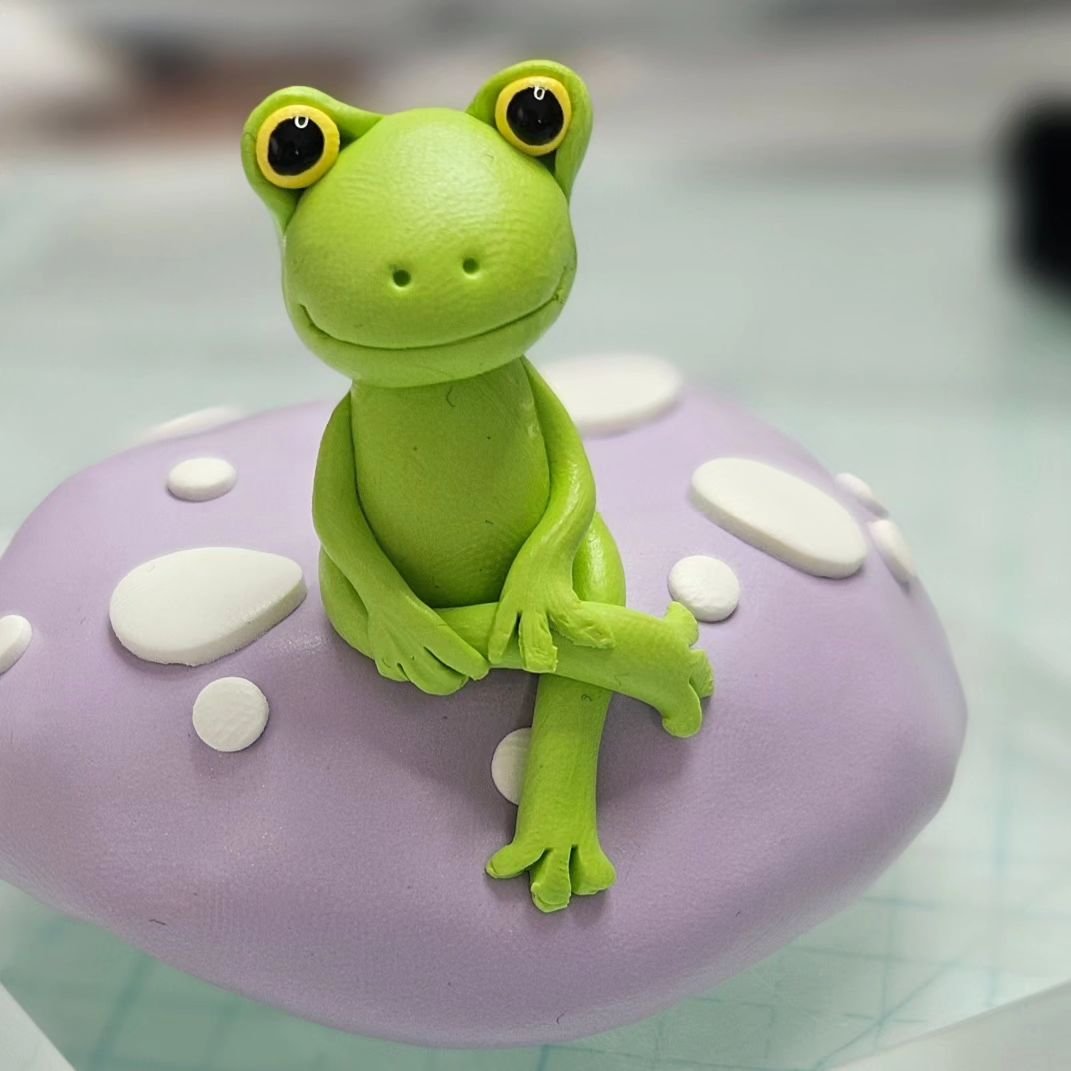 Shared this little frog on my stories but felt like he needed a place in my feed as well. Such a little gentleman frog. 🐸

#clayfrog #cutefrogfigure #cutefrogsofinstagram #polymerclaymakers #polymerclayart #trailart