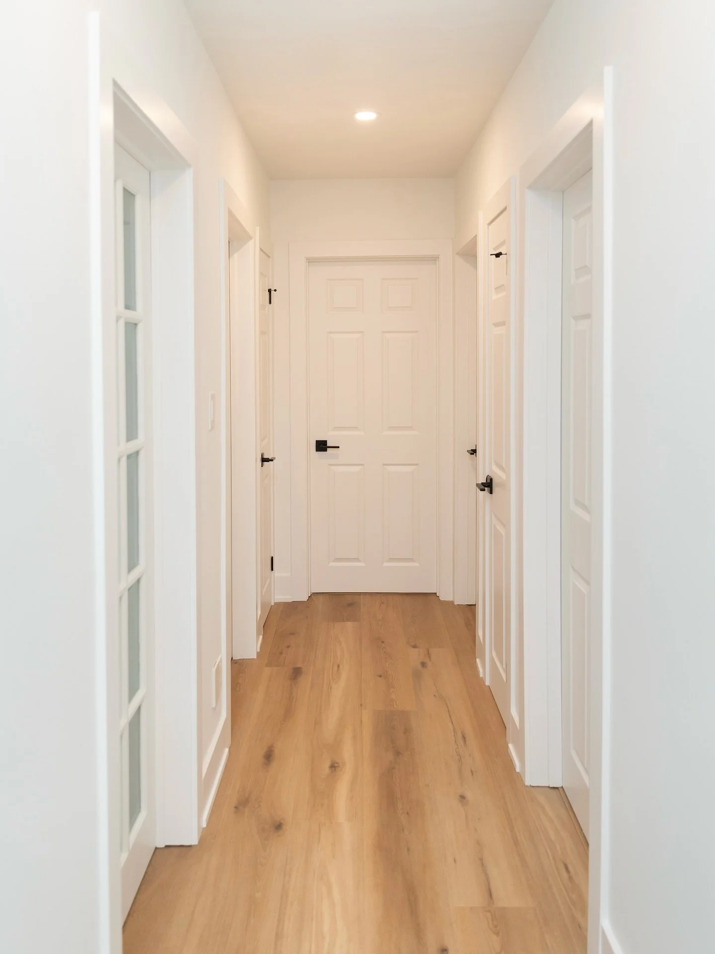 𝗡𝗢𝗥𝗧𝗛𝗔𝗠𝗣𝗧𝗢𝗡 𝗣𝗥𝗢𝗝𝗘𝗖𝗧
Fresh paint, new trim, updated hardware - this hallway got a simple but major glow-up 🤍

Beautiful white walls, black hardware, and new pot lights completely changed the feel of this space.
Sometimes it&rsquo;s 