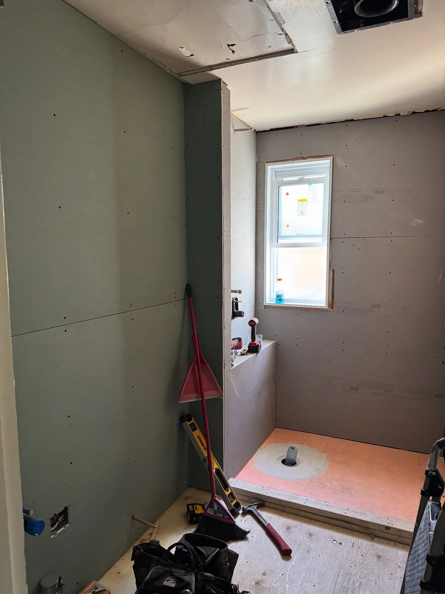 𝗣𝗥𝗢𝗝𝗘𝗖𝗧 𝗨𝗣𝗗𝗔𝗧𝗘
From demo day ➡️ to drywall and prep - this bathroom is shaping up beautifully!

It&rsquo;s always rewarding watching a space evolve from its bones to this stage. Plumbing&rsquo;s roughed in, drywall is up, waterproofing d