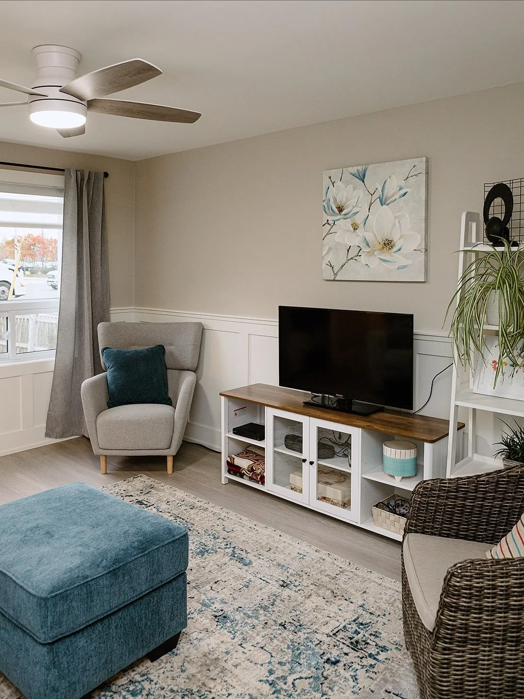 𝗖𝗔𝗪𝗧𝗛𝗥𝗔 𝗣𝗥𝗢𝗝𝗘𝗖𝗧
A fresh start for this living room 💫

New light-toned grey vinyl floors, soft warm paint, clean white wainscotting, crisp trim, and a brand new window instantly brightened this once dark space. We finished it off with a