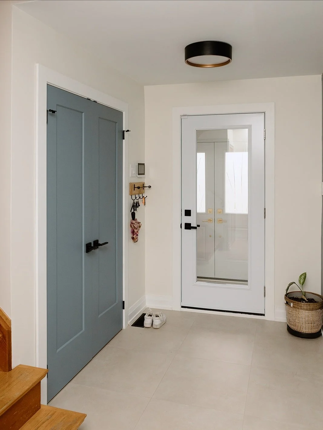 𝗖𝗟𝗜𝗙𝗙 𝗜𝗜 𝗣𝗥𝗢𝗝𝗘𝗖𝗧
Small upgrades make a big difference ✨

Modern doors, fresh tile, a fun accent colour, and clean black hardware brought this front entryway to life - warm, functional, and ready to welcome you home 🤍