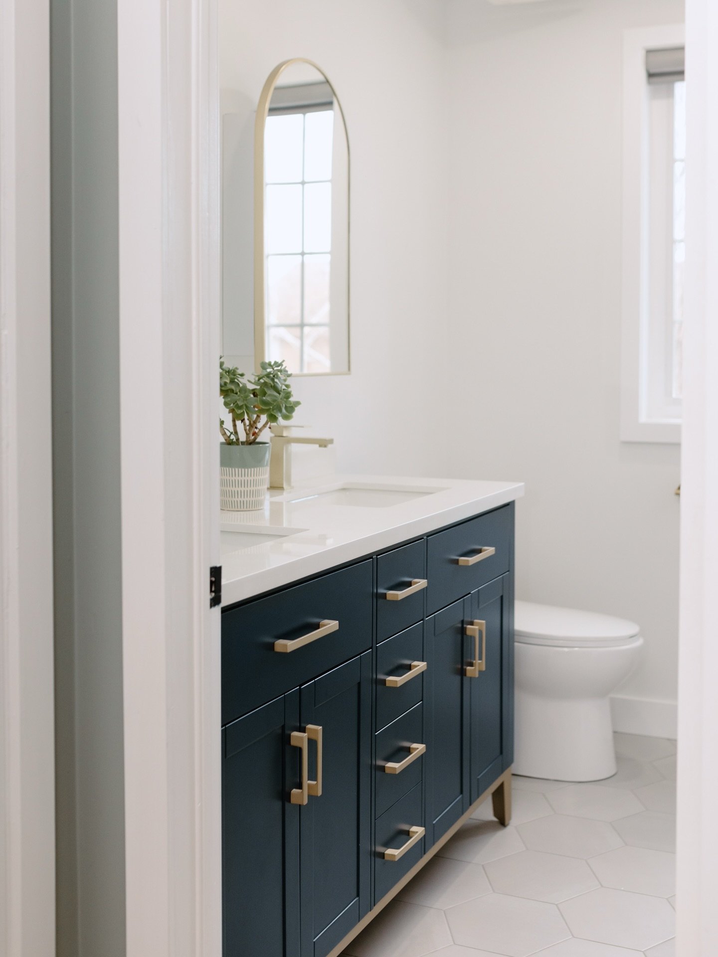 This week has been full of tissues and fevers so I&rsquo;m craving the calm of this throwback bathroom ✨

A serene, soft space layered with subtle personality&hellip; exactly the kind of energy I wish our house had right now 💙