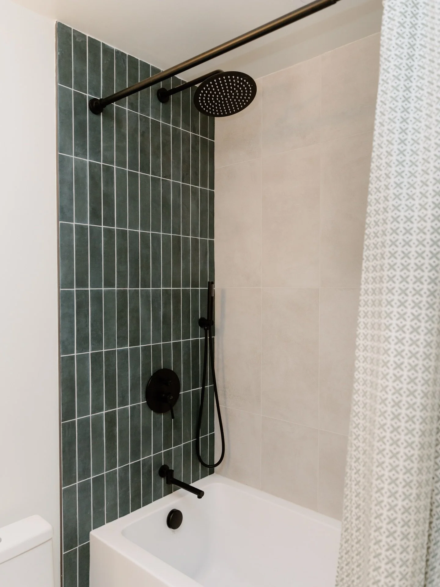 𝗖𝗟𝗜𝗙𝗙 𝗣𝗥𝗢𝗝𝗘𝗖𝗧
Getting back into the swing after a week of sickness has been tough - but revisiting this bathroom transformation reminds me just how much I love bringing these spaces to life.

Vertical green tile for that subtle wow-factor