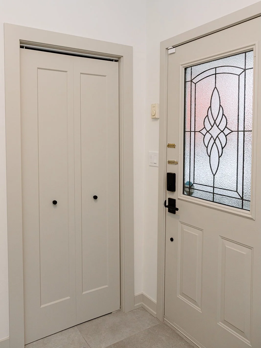 𝗖𝗔𝗪𝗧𝗛𝗥𝗔 𝗣𝗥𝗢𝗝𝗘𝗖𝗧
Simple. Functional. Beautiful.

New tile, doors, hardware and paint gave this mudroom the refresh it deserved - proof that thoughtful upgrades go a long way.
