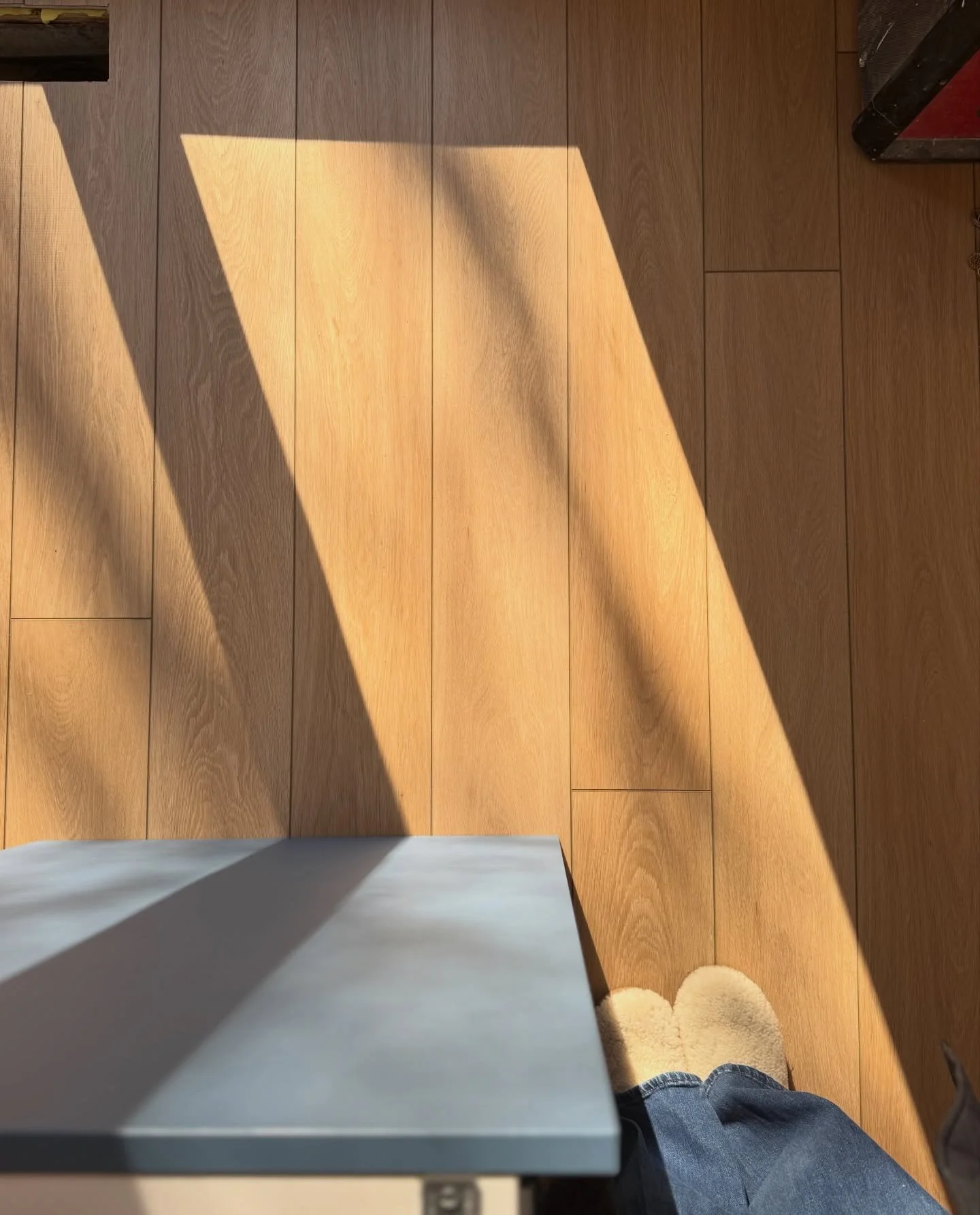 Okay&hellip; maybe I&rsquo;m not so mad at IKEA for getting rid of the old blue.
Because THIS one?! 😍

And in the sunlight with this dreamy new floor&hellip;
ugh, it&rsquo;s so, so beautiful.