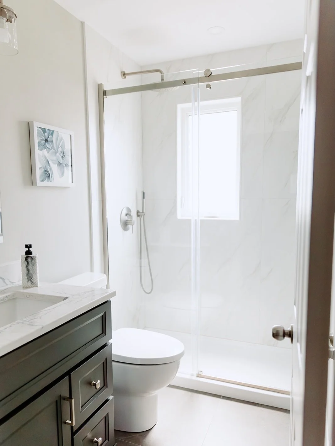 𝗥𝗨𝗦𝗦𝗘𝗧𝗧 𝗜𝗜 𝗣𝗥𝗢𝗝𝗘𝗖𝗧
Simple, clean, and timeless 🤍

This bathroom came together beautifully with soft warm walls, oversized porcelain tile, sleek brushed nickel fixtures, and a stunning @stonewoodbath vanity topped with stunning quartz