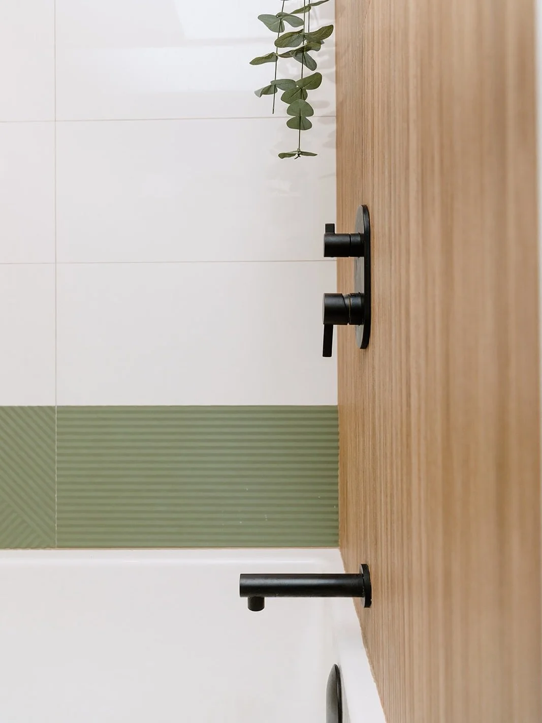 A little tile inspo for your feed today ✨

Soft sage, warm wood tones, and matte black details&hellip; a combo we&rsquo;ll never get tired of 🌿