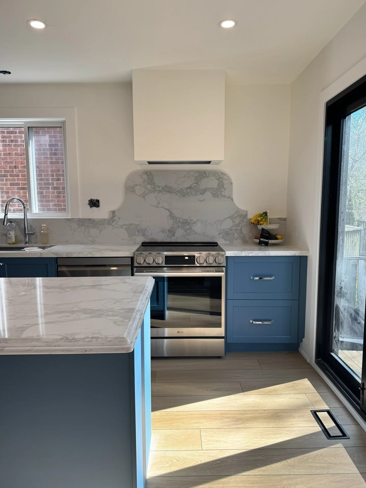 Proof that the details make all the difference ✨

From the matte blue cabinetry to the stunning slab backsplash with custom curves around the range, every inch of this kitchen was thoughtfully designed to feel elevated yet functional. The warm floori