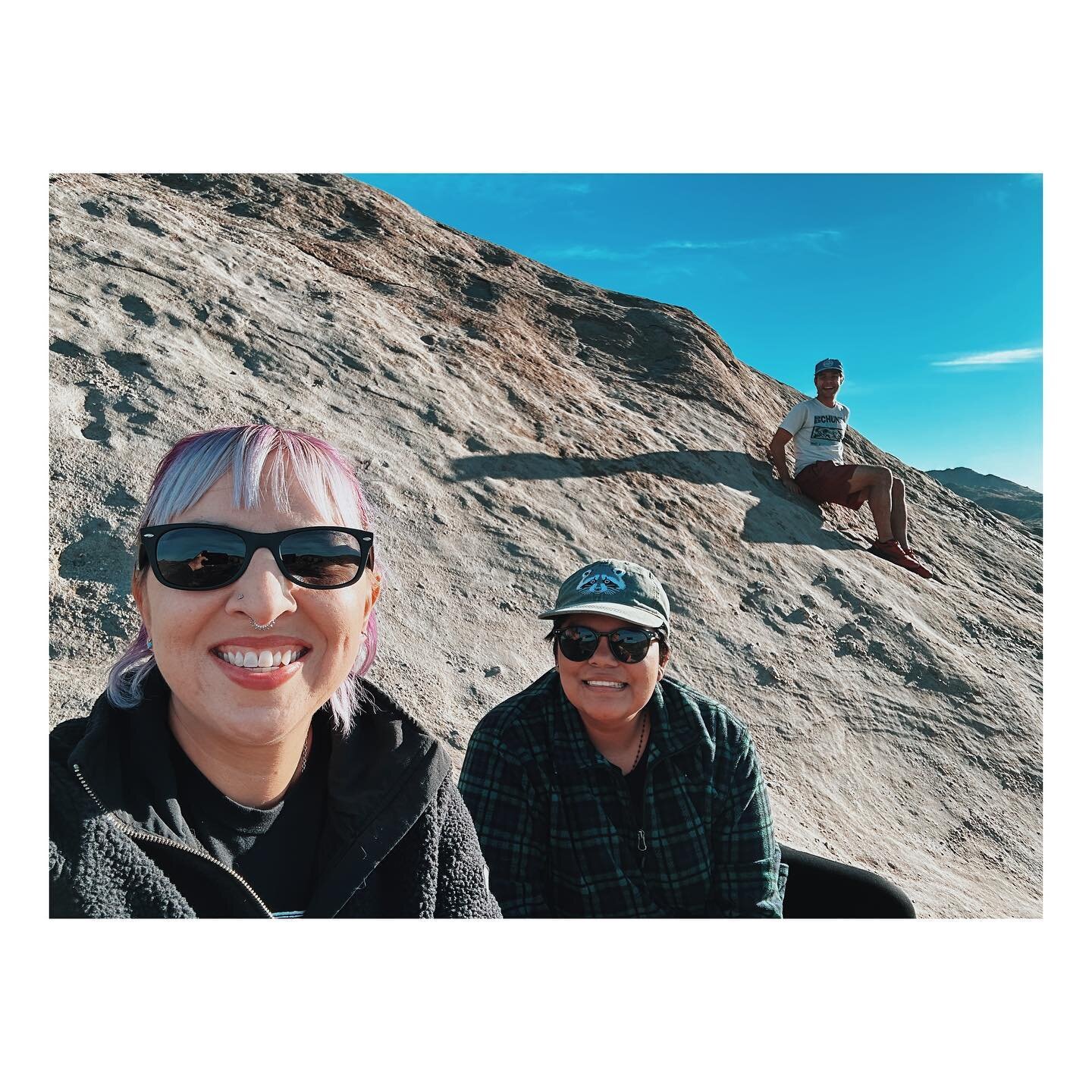 Dr. Vendrasco&rsquo;s 1F Day Trip: Stop 1 - Vasquez rocks. Had fun scrambling up a ~ 30 - 40 degree dip, strike ~ 30 degrees NE. 🤓
.
.
.
.
.
#pccgeology #geology #geologystudents #geologynerds #geologyfieldstudy #vasquezrocks #aguadulce #cageology