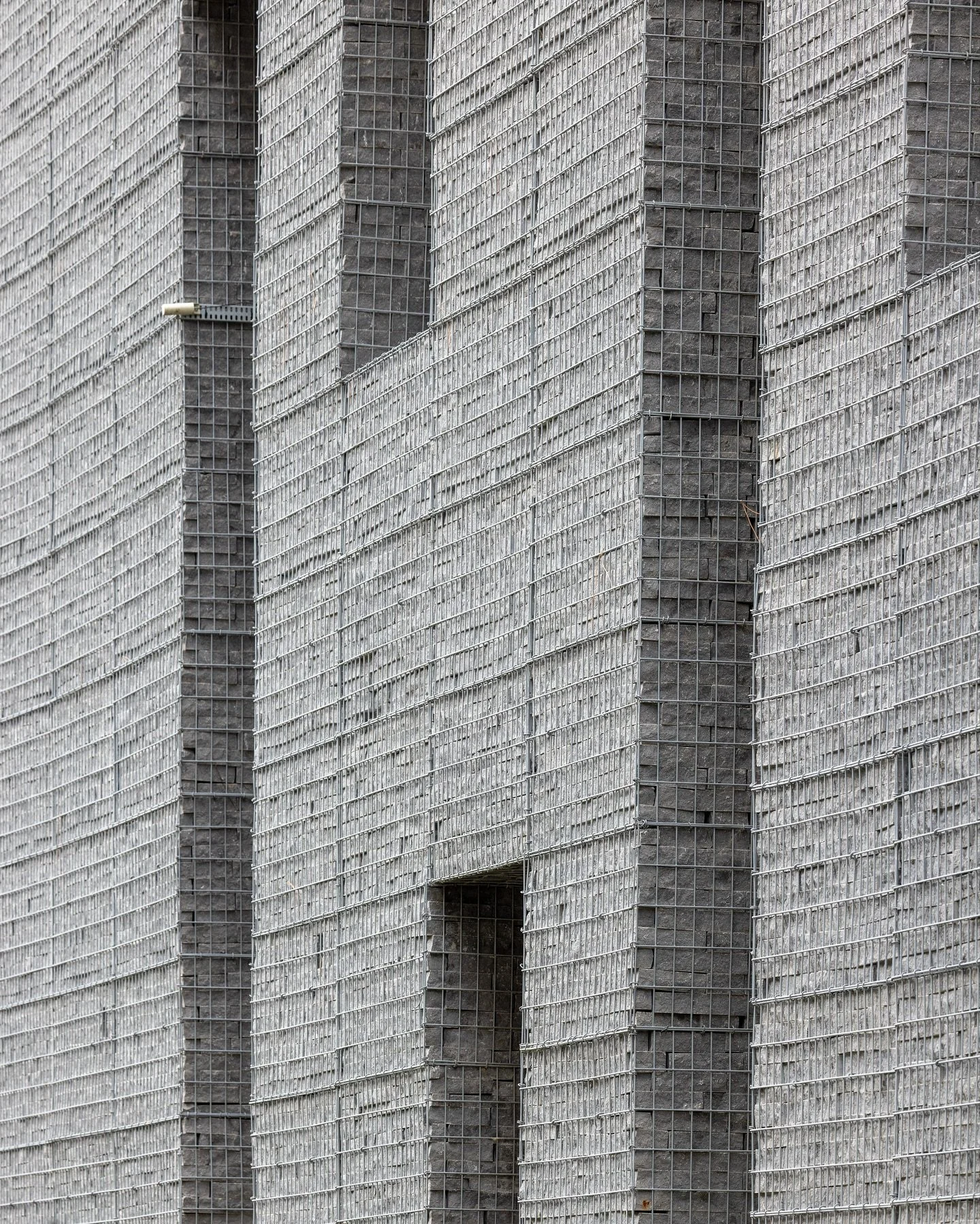 The extension of the Perrache-Confluence Substation | @rueroyalearchitectes | Lyon, FR 
#lyon
#frencharchitecture
#lyonarchitecture
#culturelyon
#gabion
#lyonconfluence
#facadedetails
#onlylyon
#architecturephotography
#warchphotographer
#rueroyalea