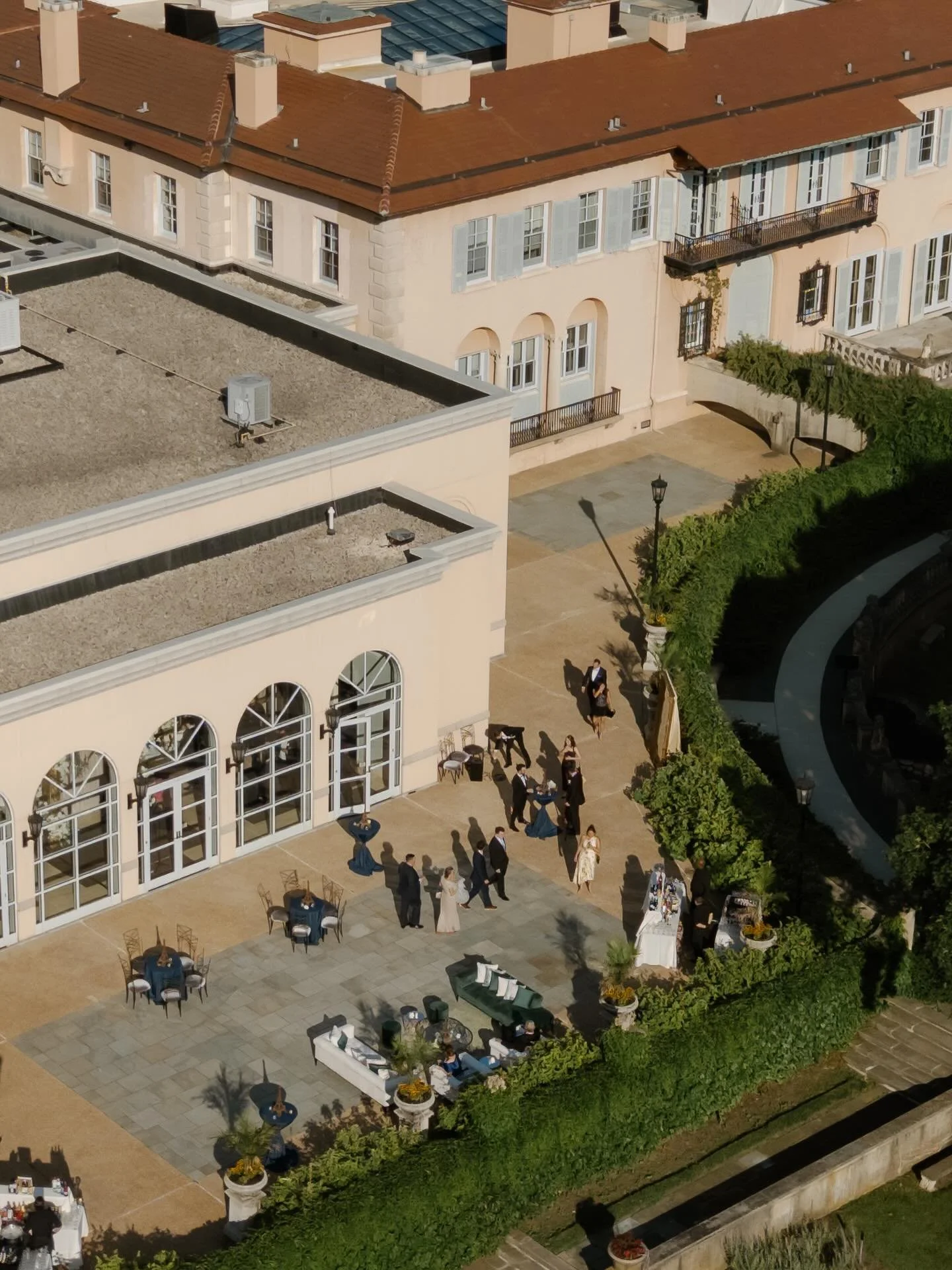 A cocktail hour inspired by Queen Elizabeth&rsquo;s garden parties. 💐

Dressed in Black Tie, guests were encouraged to freely roam the grounds of this historic mansion and admire the beautiful gardens, relax under the summer sun with Hors d&rsquo;oe