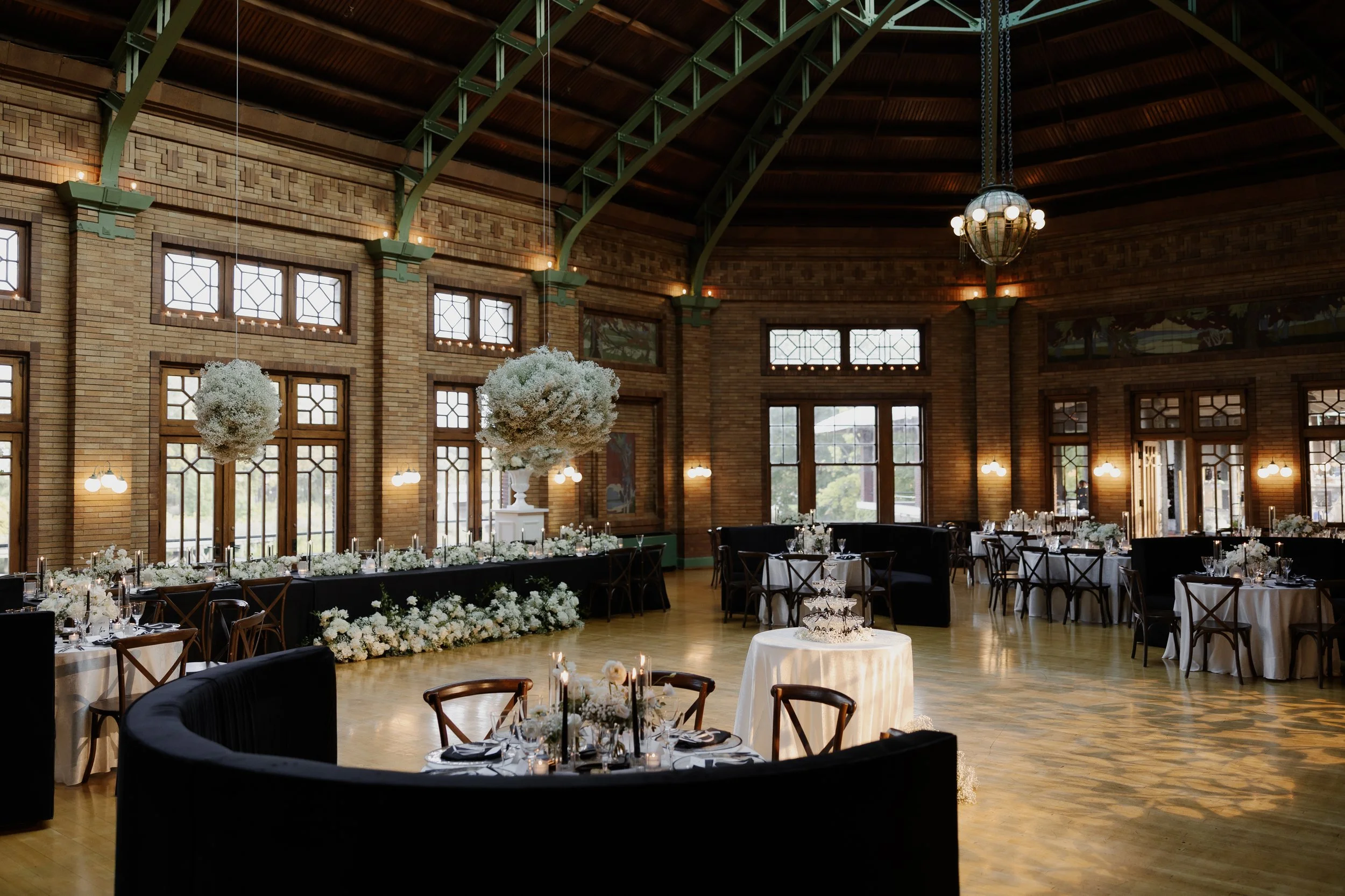 An Elegant and Monocrhomatic Wedding in Chicago