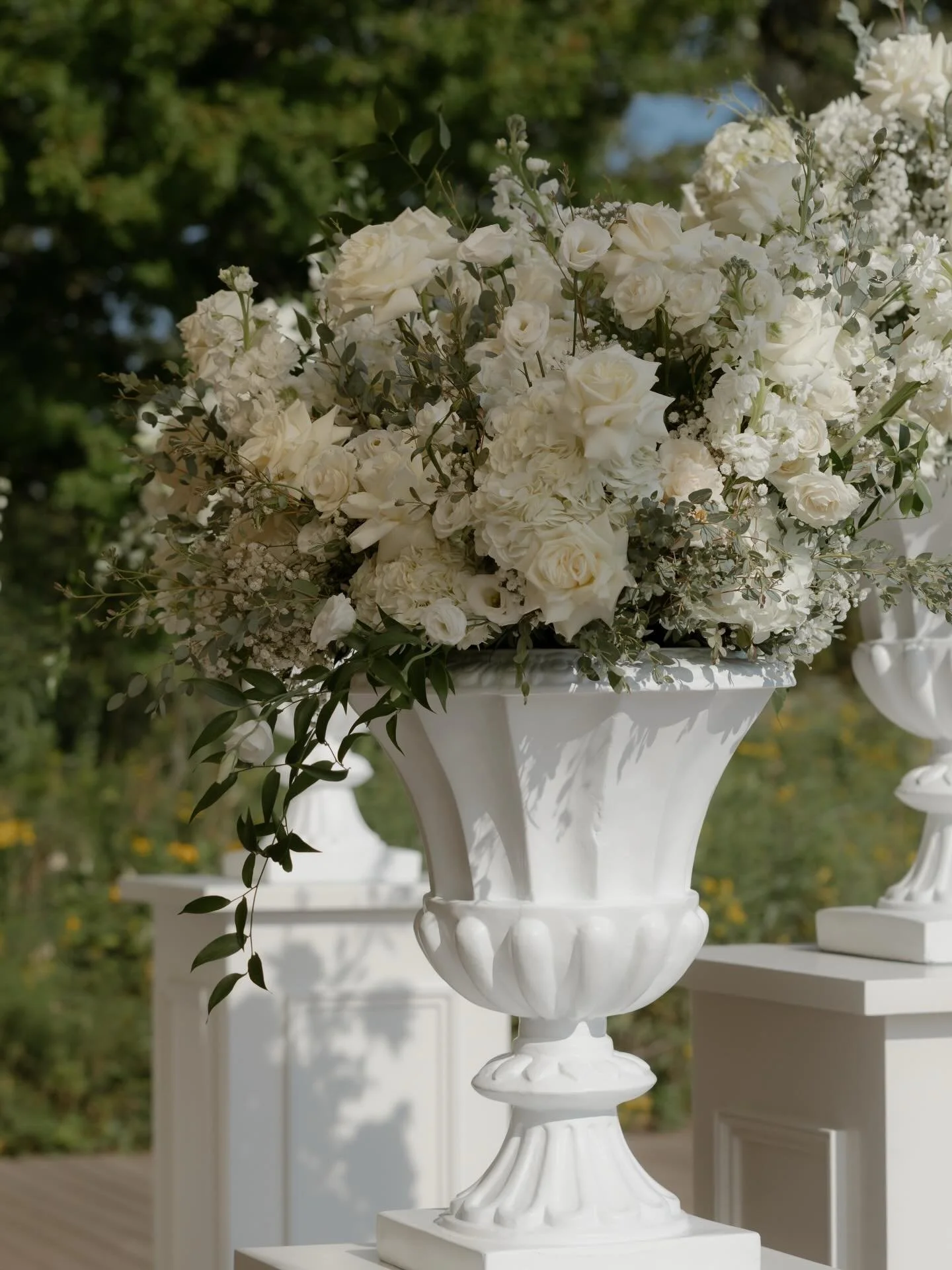 A scenic atmosphere surrounded Jenna and Taylor&rsquo;s ceremony. The warming sun and nature&rsquo;s beauty filled everyone with bright spirits, ready to celebrate and let the fun unfold.

It was such a joy to plan this breathtaking day 🤍

Planners: