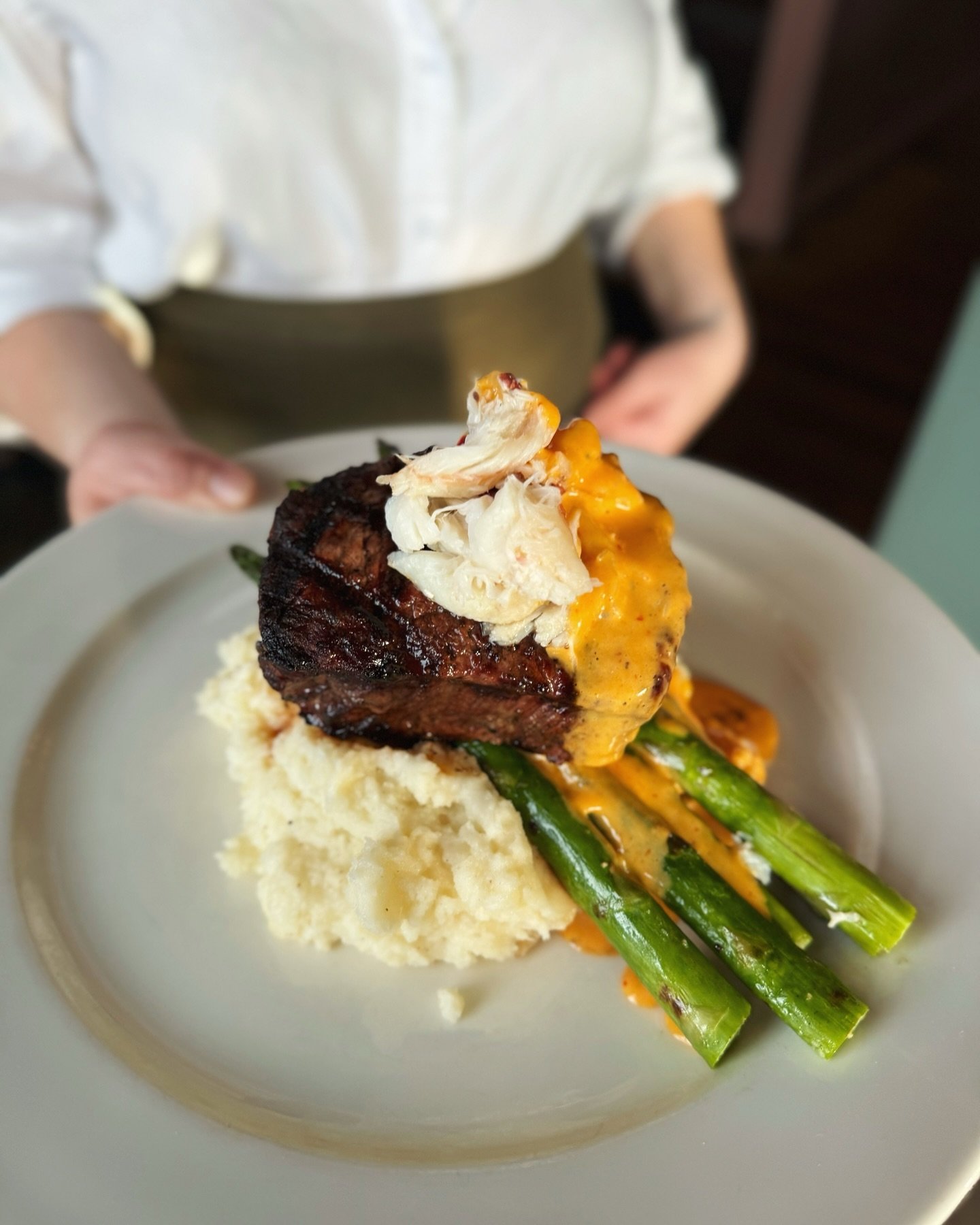 We know what we&rsquo;re having for dinner&hellip; our filet Oscar with brie mashed potatoes is tender and so flavorful! Send this to your steak loving dinner partner in crime 😘