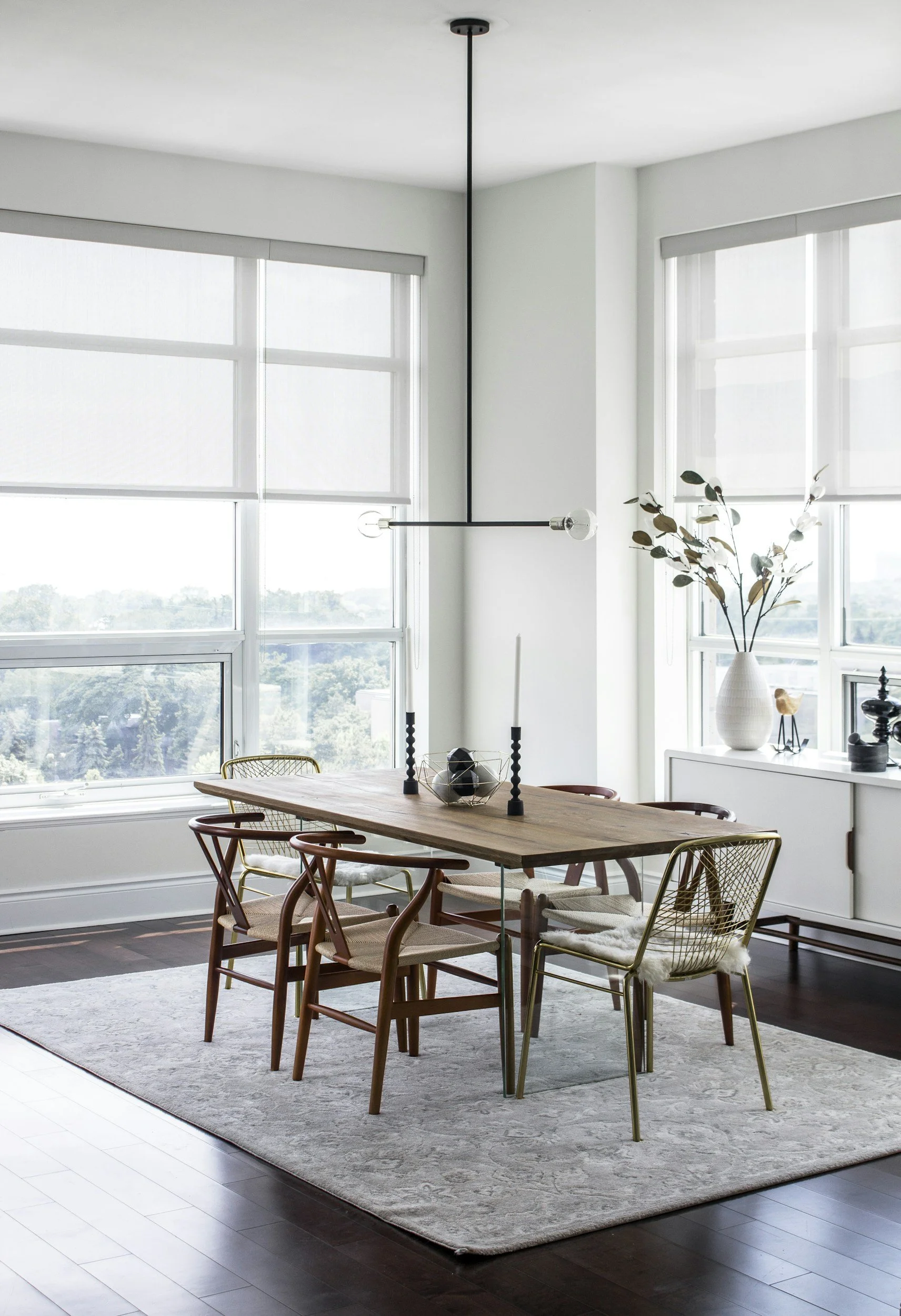 Dinning room prepared through occupied home staging to help buyers connect emotionally with the property