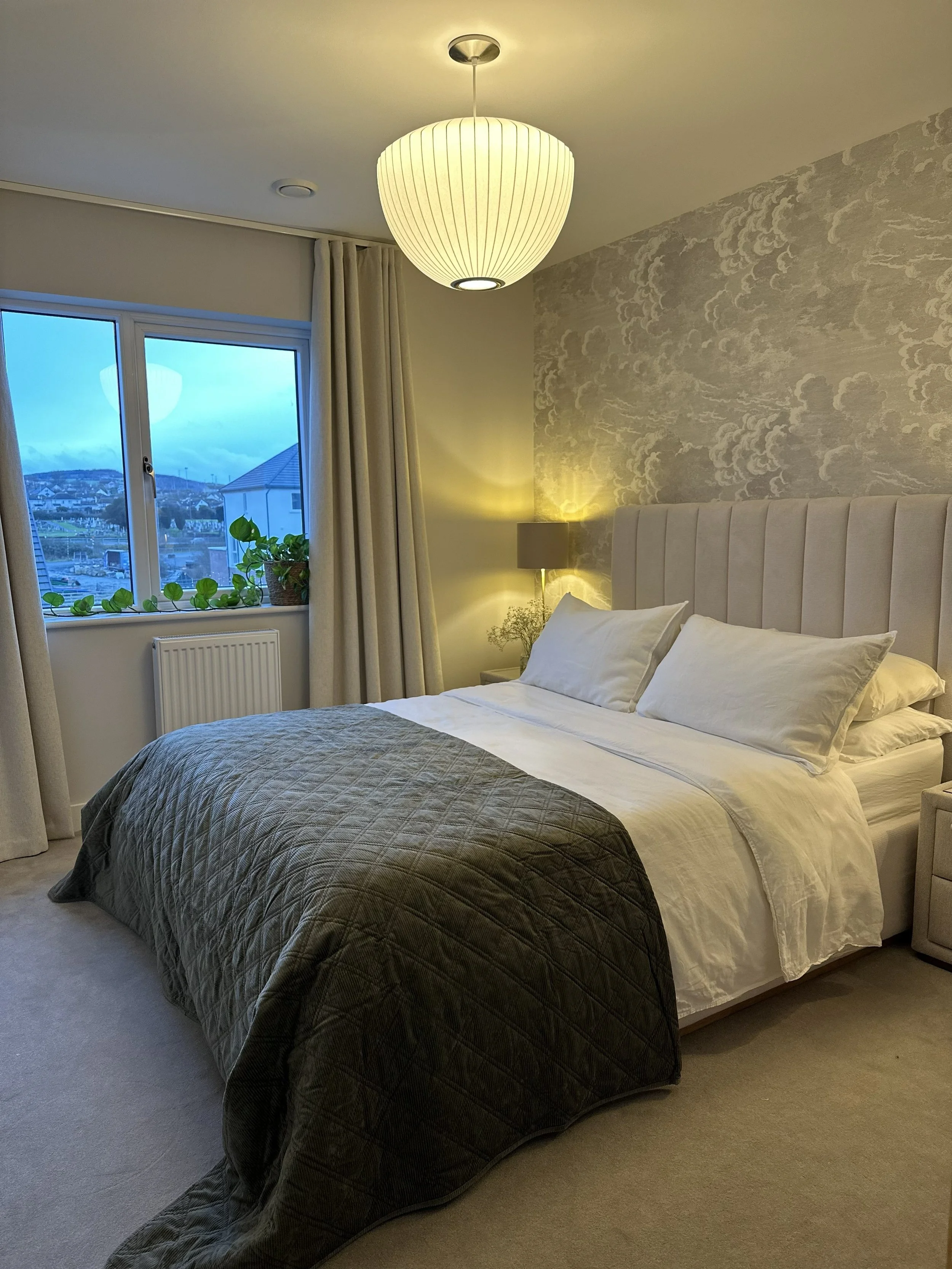 Modern bedroom interior design with neutral tones, soft textures and natural light creating a calm and elegant atmosphere.