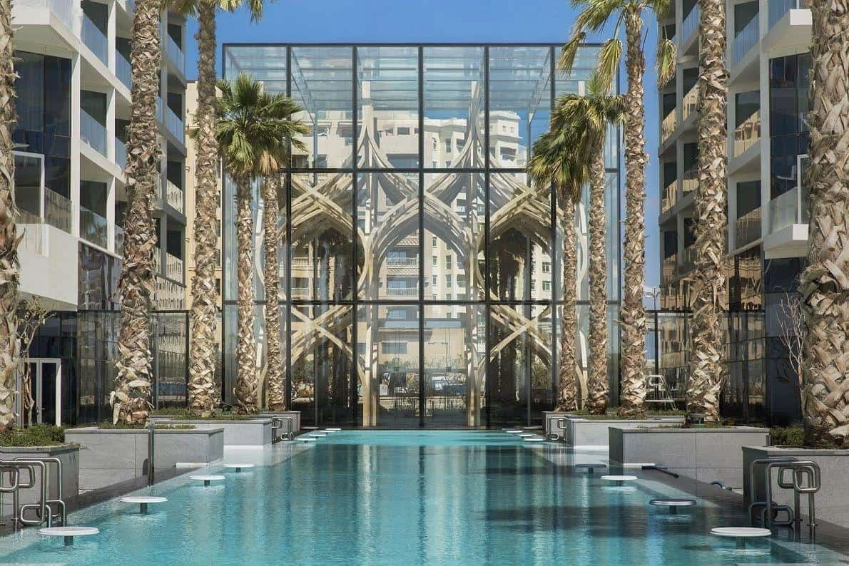 FiveHoldingsHotelGlassCube_ihevzp.jpg