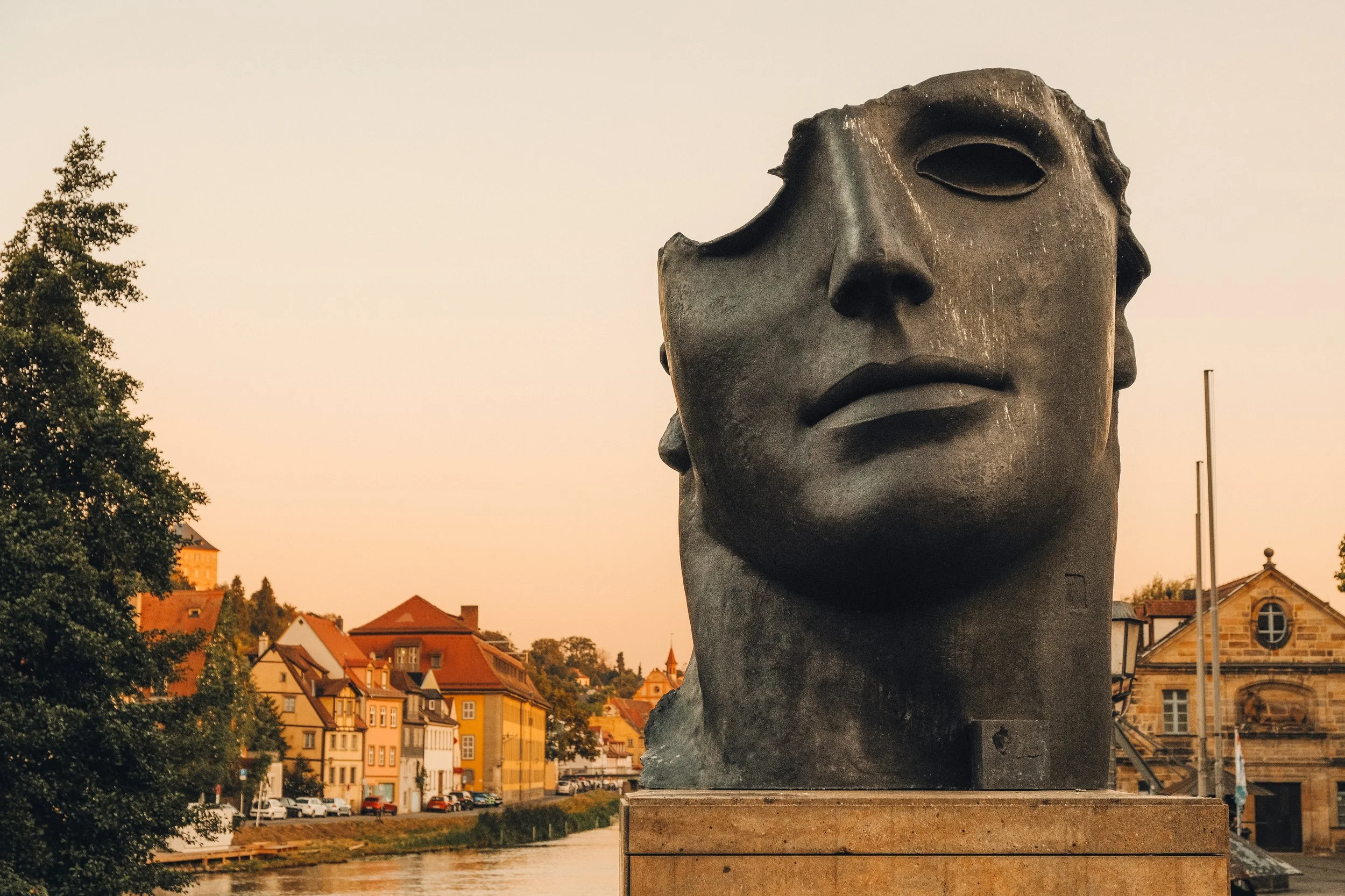 »Centurione«, Statue und Bamberg. Bronzebüste eines römischen Zenturios. 1987, von Igor Mitoraj. Foto: Marc Grove